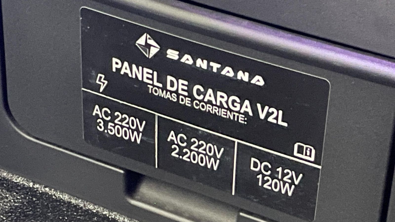 La función V2L del cargador embarcado de los PHEV permite disponer de diferentes enchufes en la caja de carga que están protegidos por una tapa, pero muy accesibles.