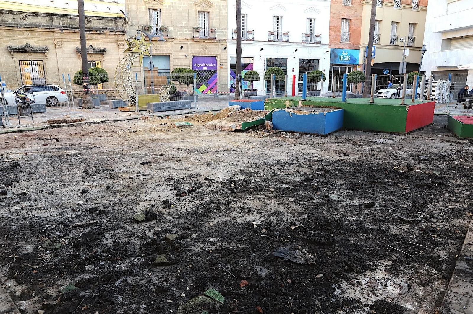Ya se han iniciado los trabajos en el parque infantil de la Plaza del Progreso.