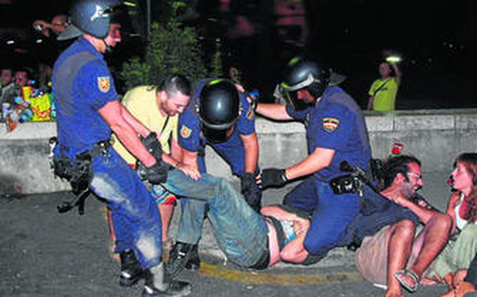 Momento de la carga policial en el Centro de Internamiento para Extranjeros.