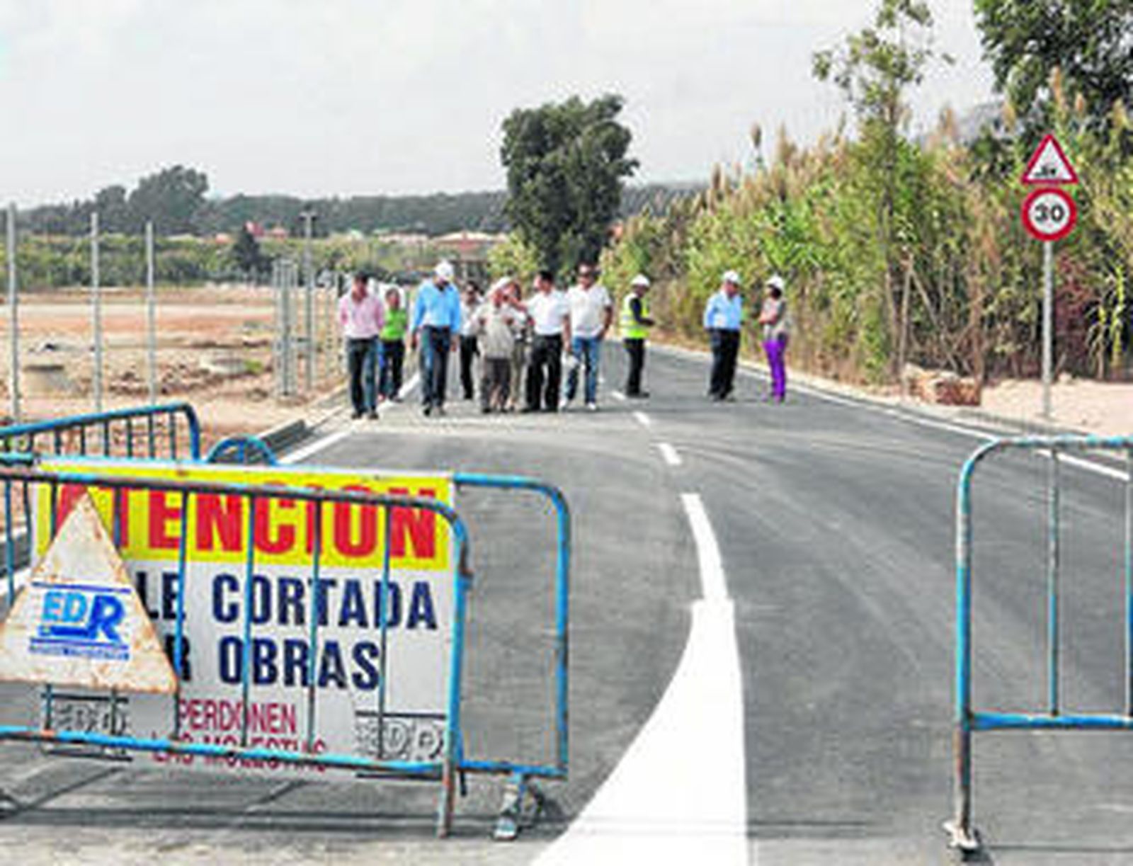 Autoridades municipales y técnicos, durante la visita realizada ayer para supervisar los trabajos.