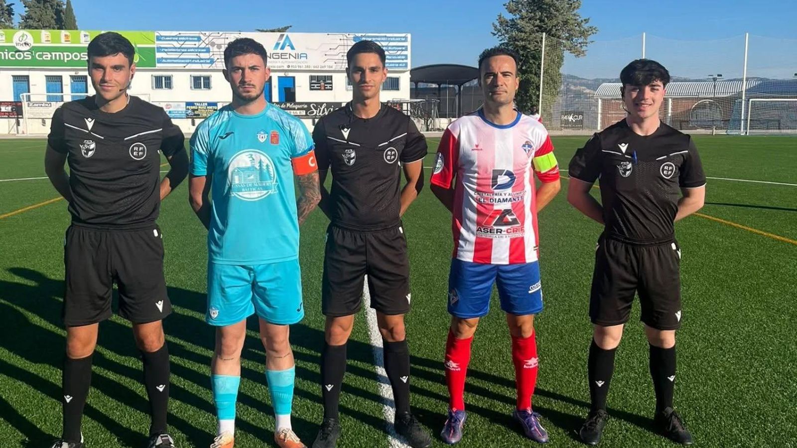 Los capitanes del Villacarrillo y del Poli Almería posan con el trío arbitral antes del comienzo del encuentro en tierras jienenses.