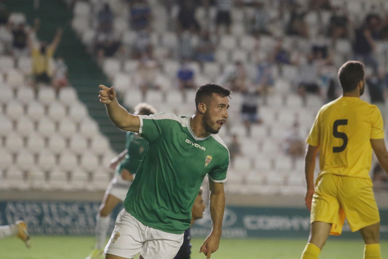 Carlos Puga celebra su tanto ante la presencia de Fran Cruz.
