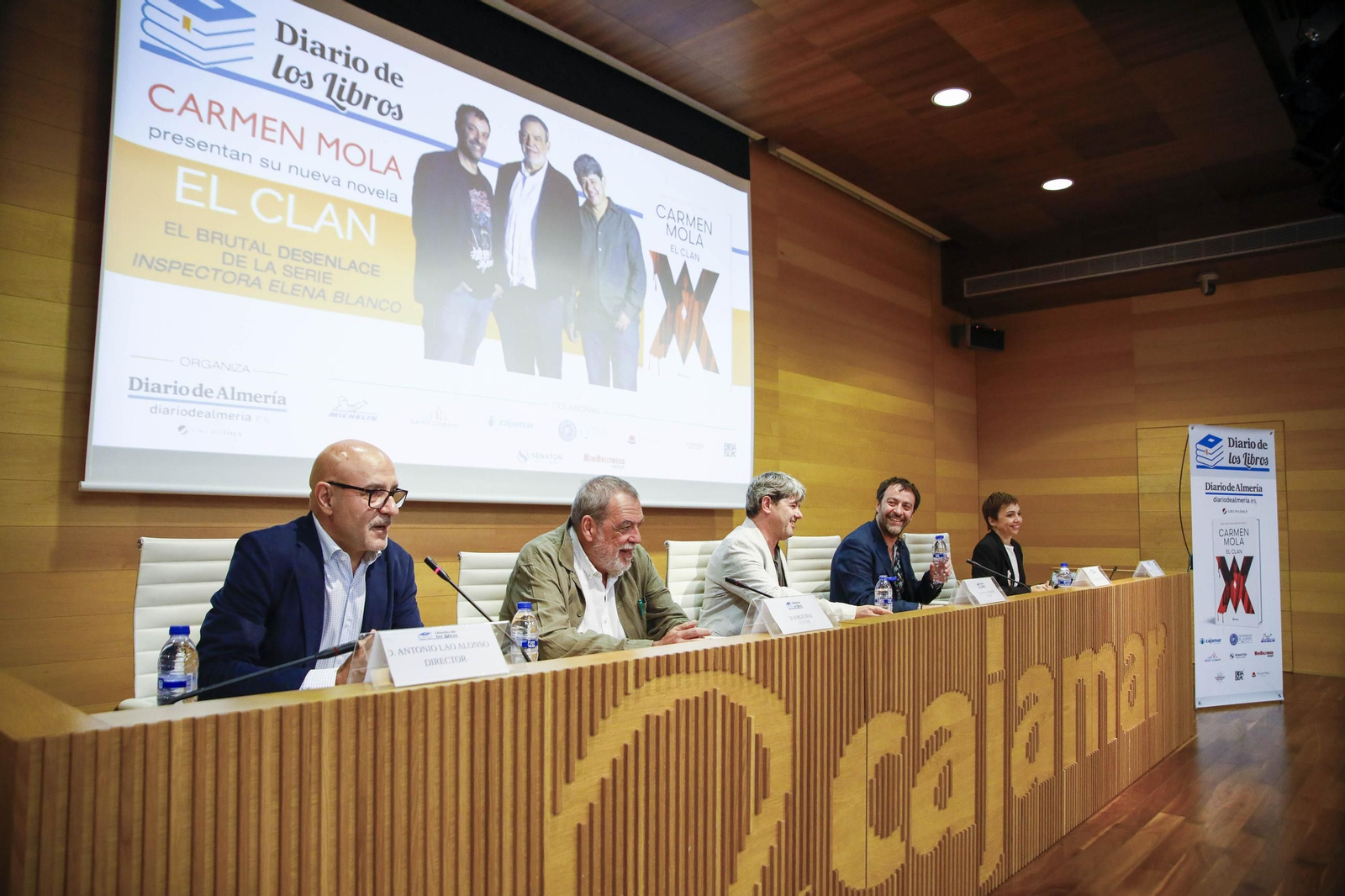 Carmen Mola presenta su libro "El clan" en la Casa de las mariposas de Almería, en imágenes