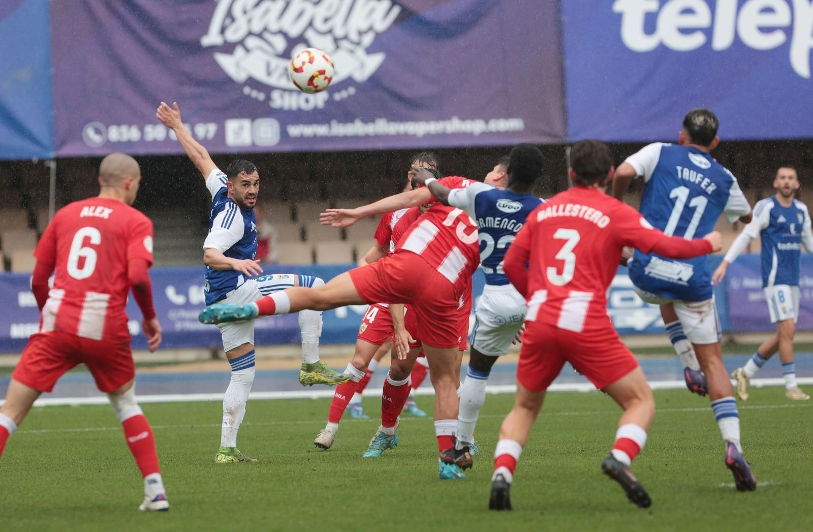 Nané, Armengol y Taufek, en una acción de ataque del Xerez CD, rodeados de rivales.
