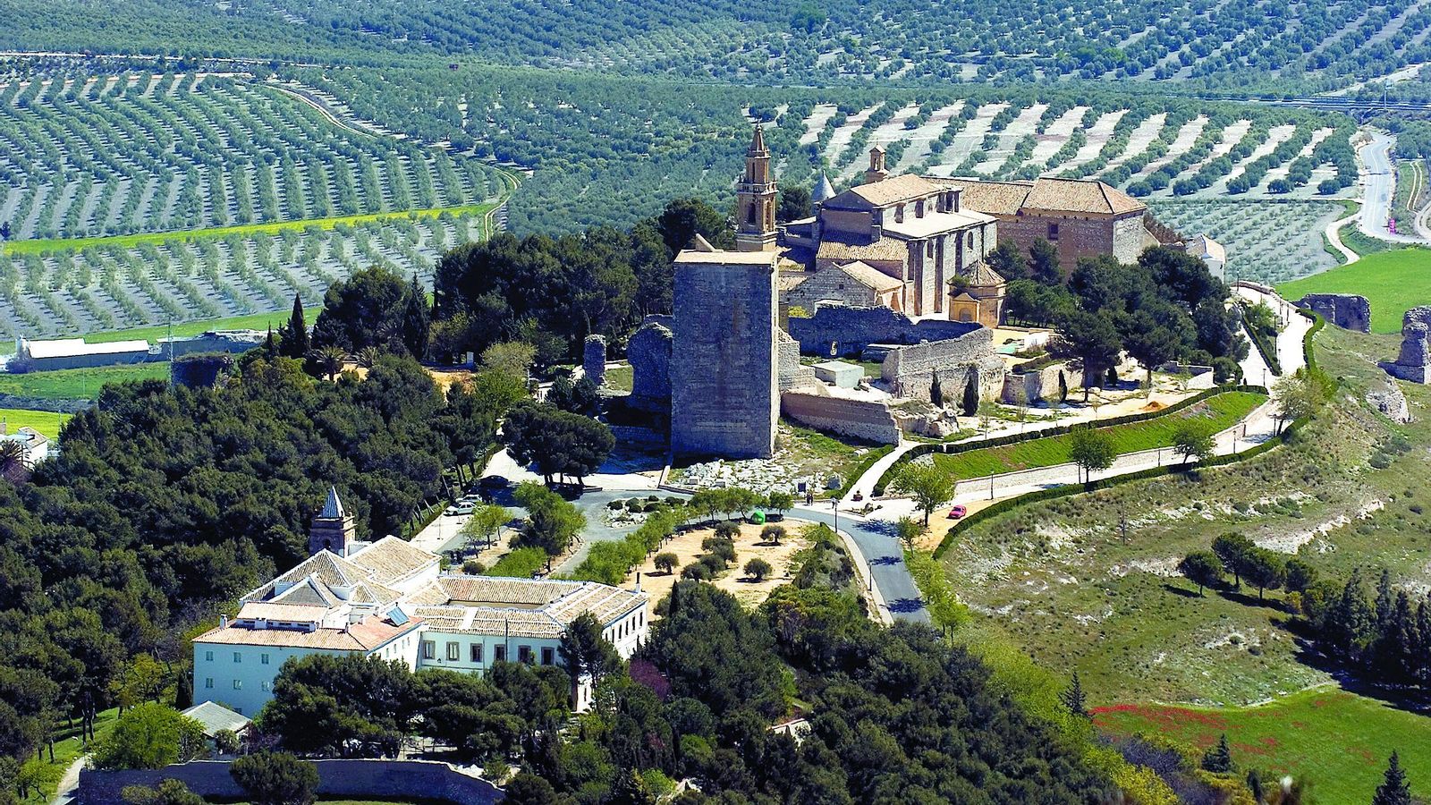 Vista del conjunto arquitectónico en sobre el Cerro de San Cristóbal, en Estepa.