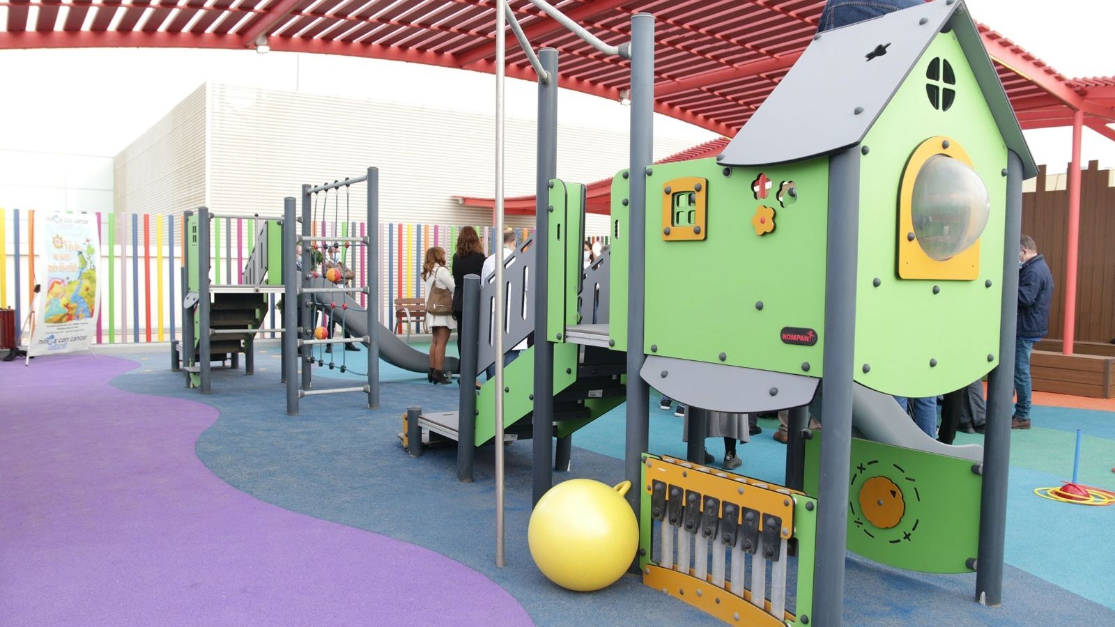 Columpios y juegos para los niños que están hospitalizados