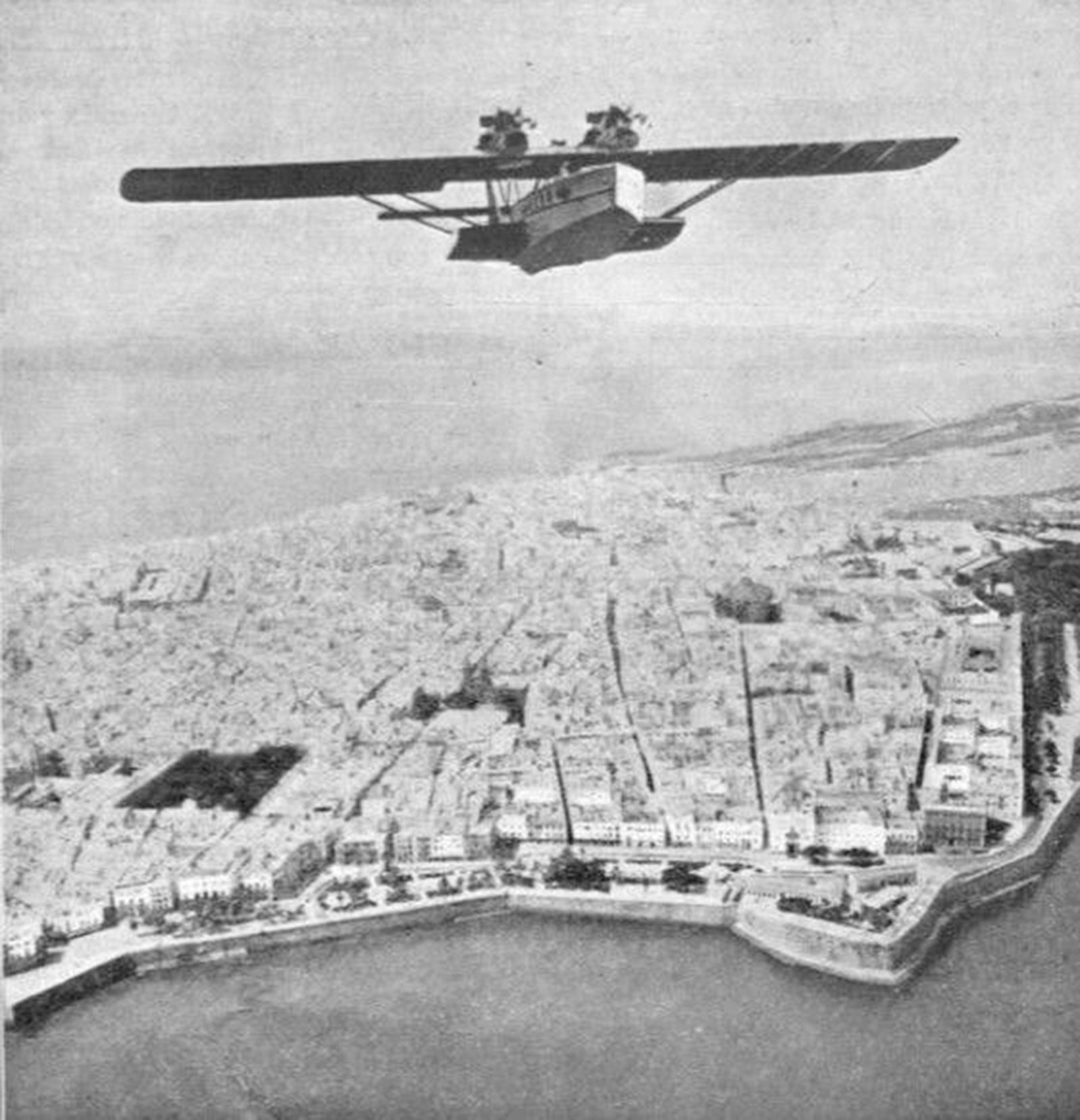 El hidroavión ‘Numancia’ sobre Cádiz. Foto anónima, 1928.
