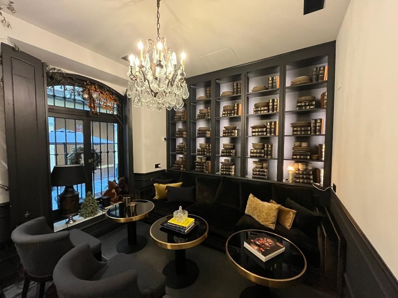 El salón destaca por la proporción de sus tonos oscuros, tanto en su mobiliario como en sus tapicerías.