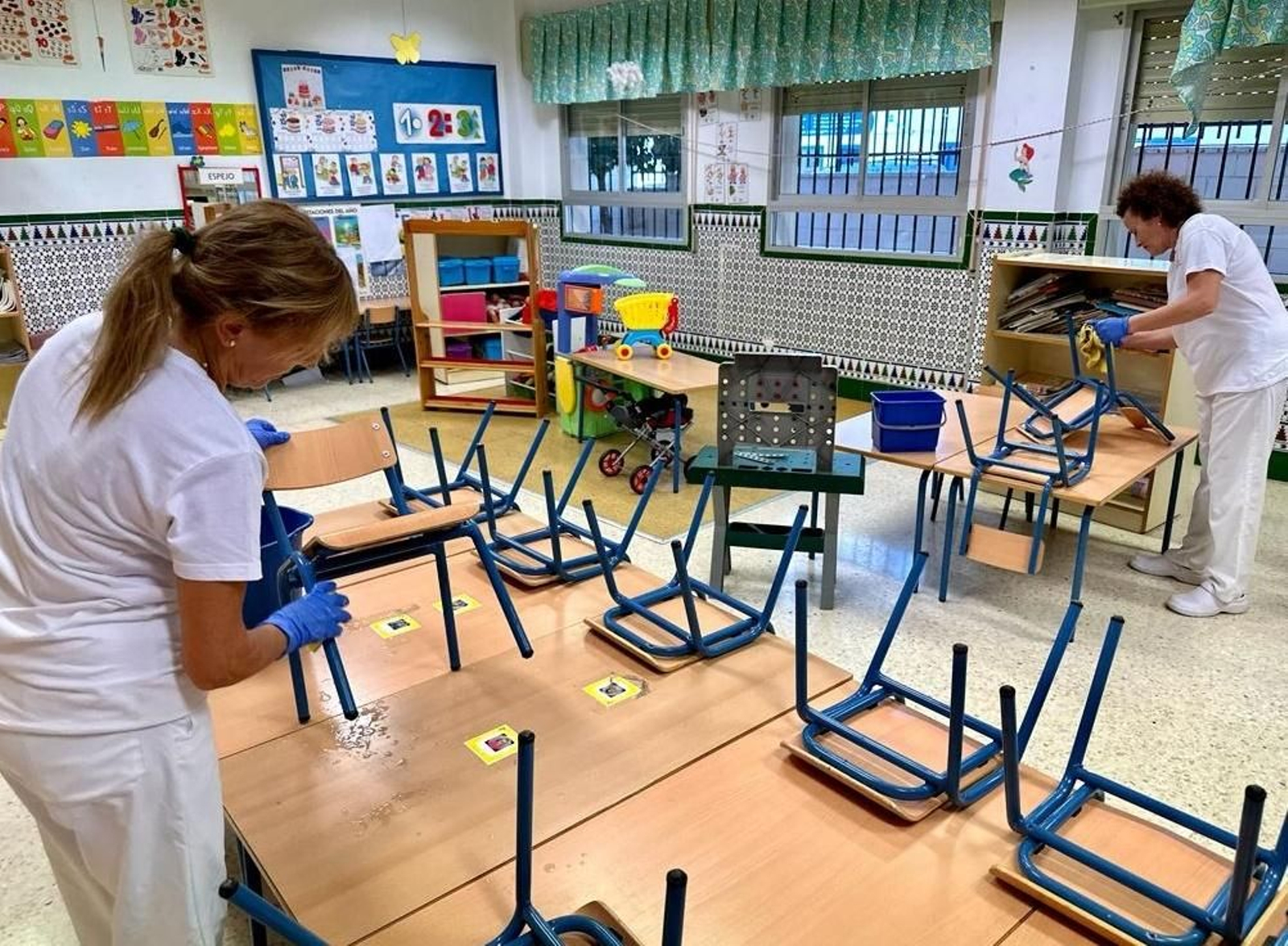 Dos limpiadoras trabajan en el interior de las aulas.