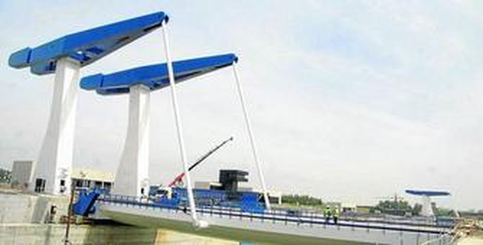 Una vista de los tres puentes de estilo holandés sobre la esclusa llena de agua.