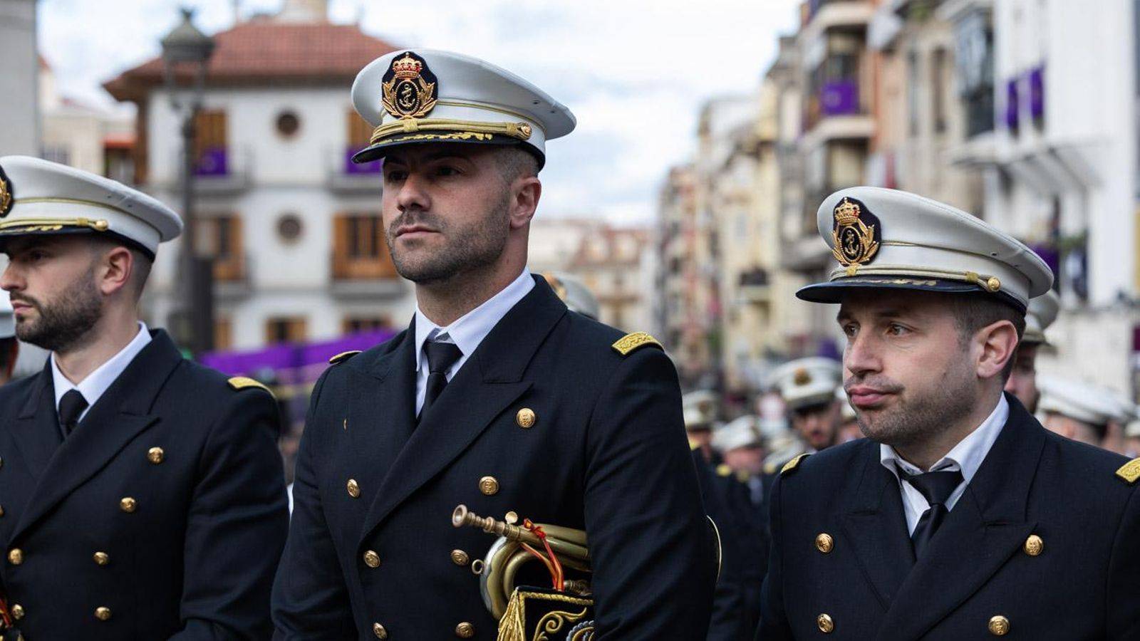 Los cofrades se rinden ante los grandes pasos de misterio del Lunes Santo