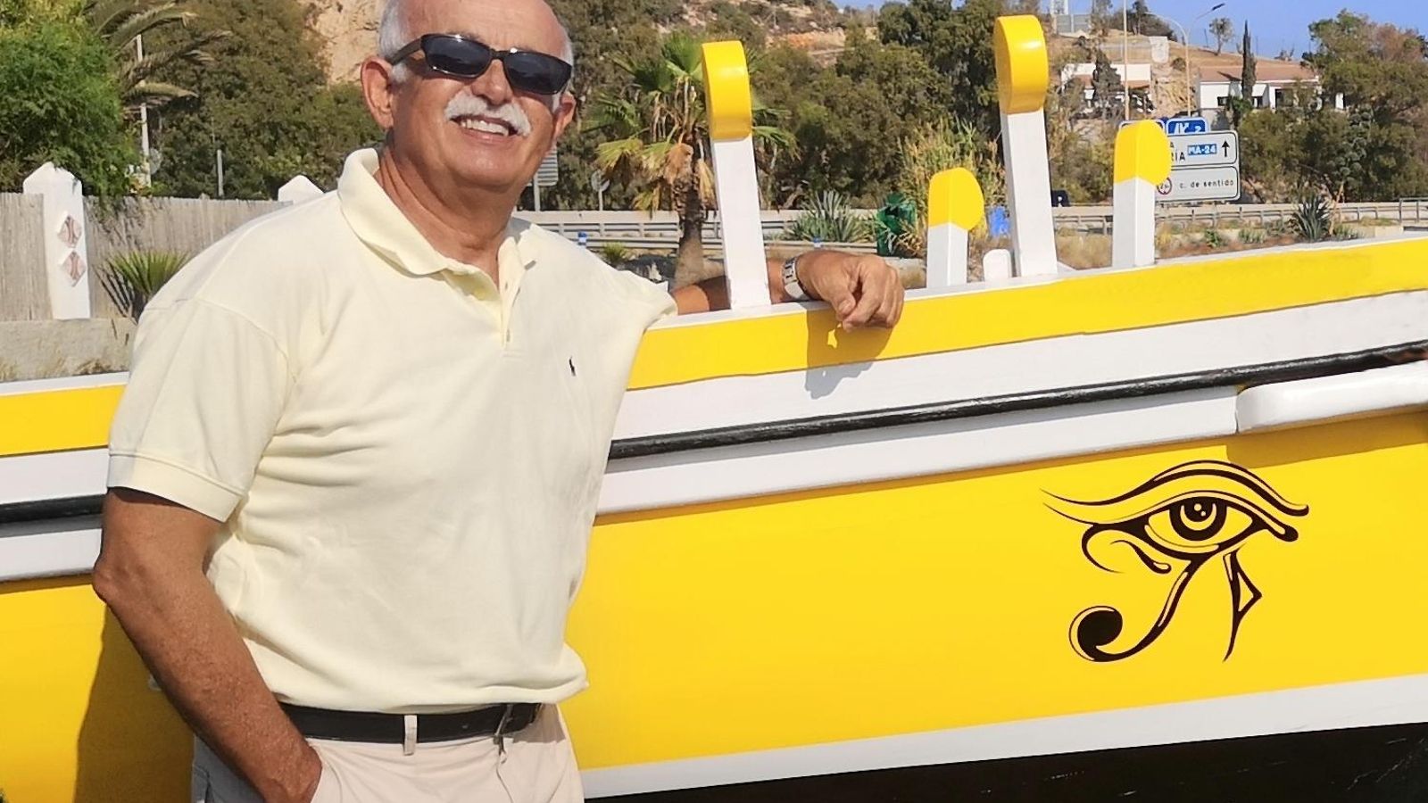 El autor del libro Felipe Foj Candel junto a una jábega