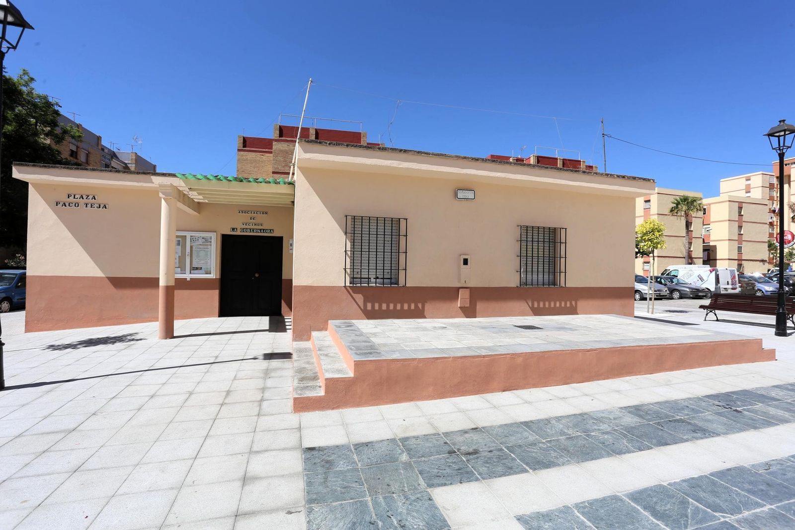 Una vista de la plaza Paco Teja, tras su reciente reforma que incluye un pequeño escenario.