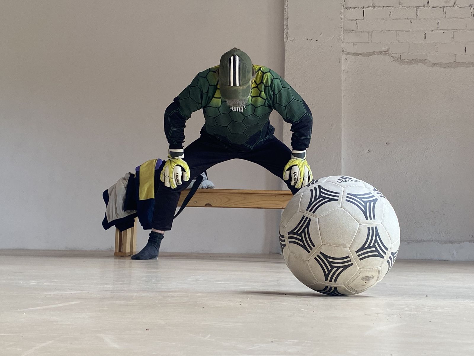 Gonzalo Cunill ataviado de portero de futbol.