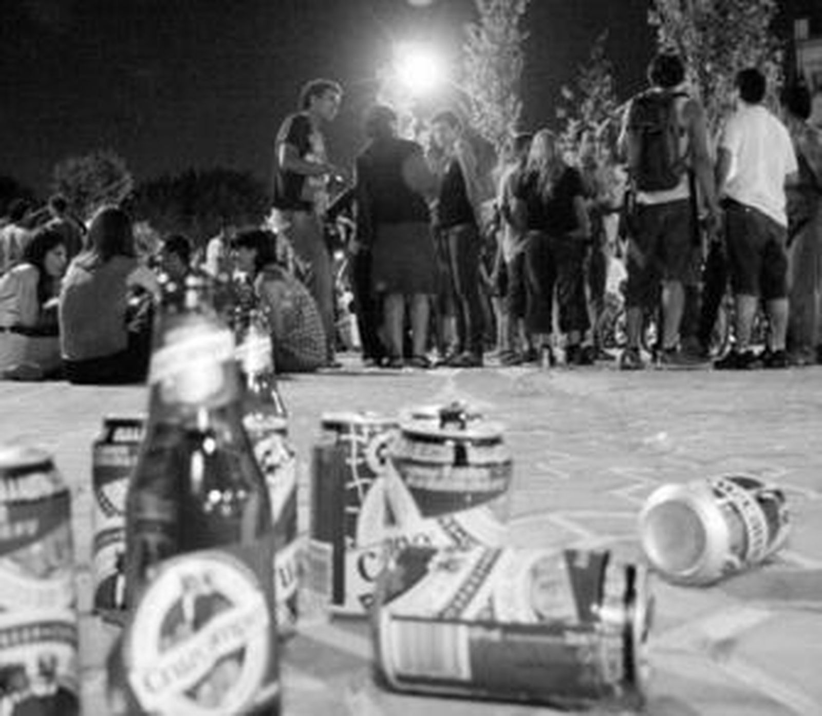 Restos de bebidas y concentración de jóvenes sobre los adoquines de la Alameda.