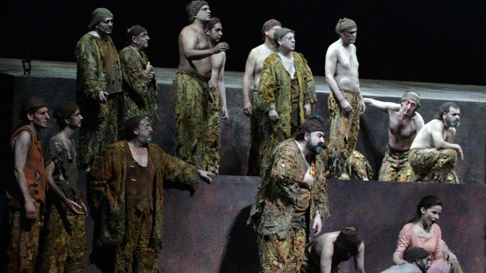 El coro de 'Fidelio', en la producción estrenada en el Teatro de la Maestranza. El coro de 'Fidelio', en la producción estrenada en el Teatro de la Maestranza.