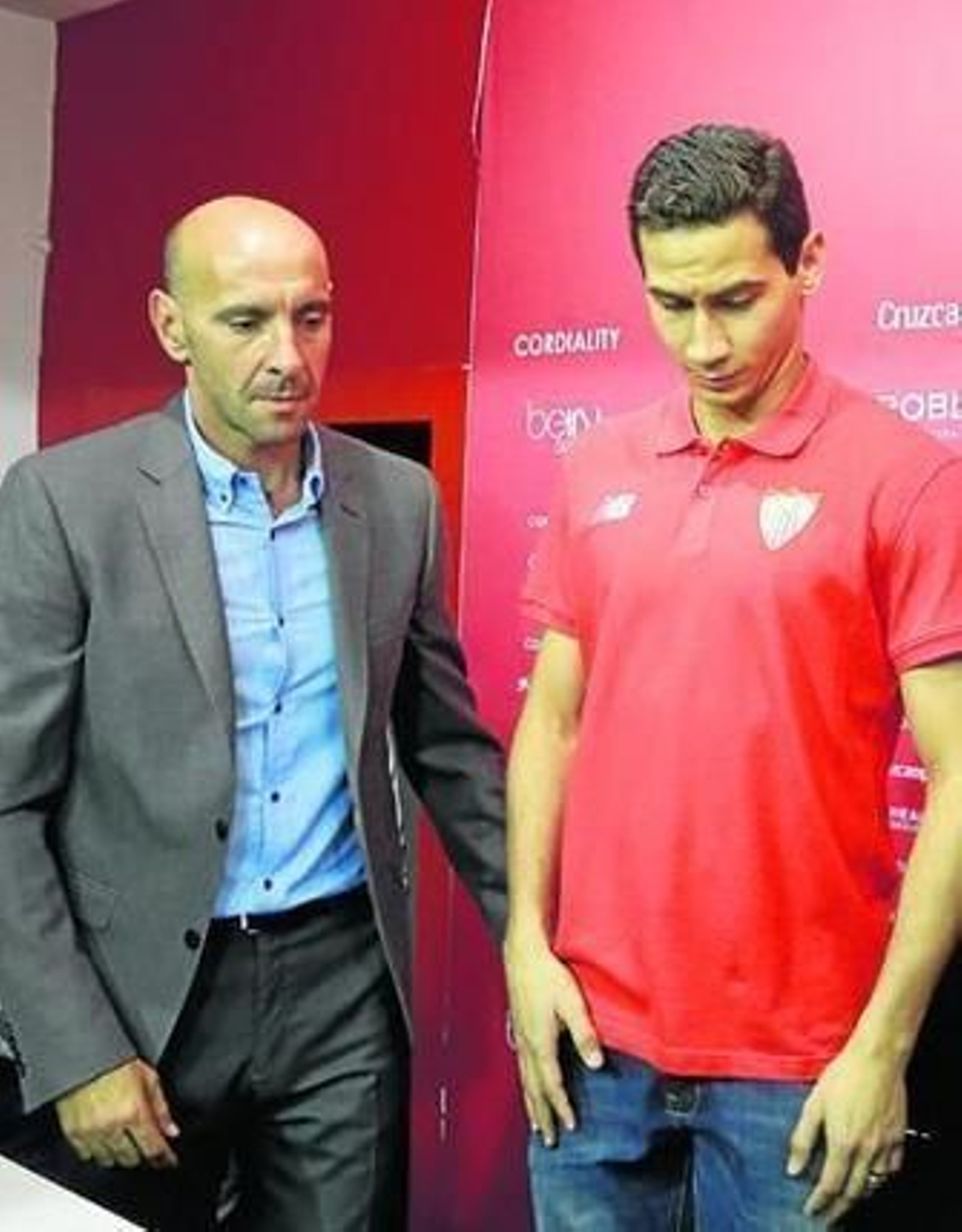 Monchi, junto a Ganso, ante del inicio de la presentación del brasileño.