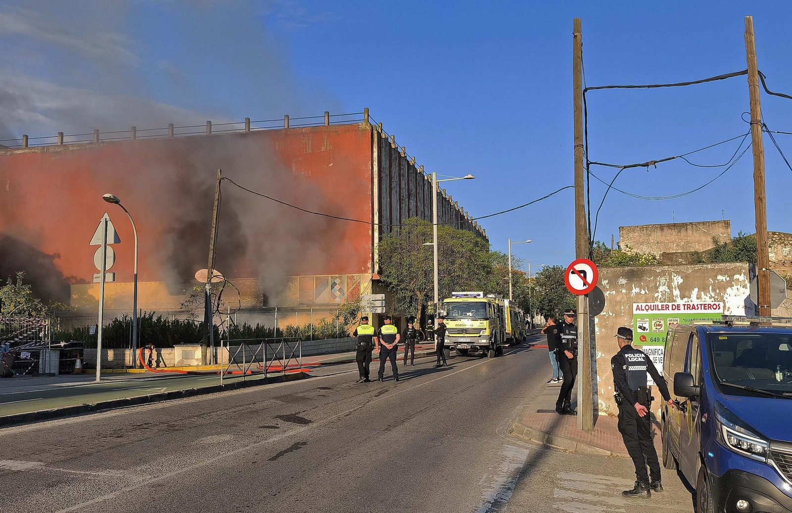 Fotos del incendio de la edificio abandonado en la avenida Gesto por la Paz de Algeciras