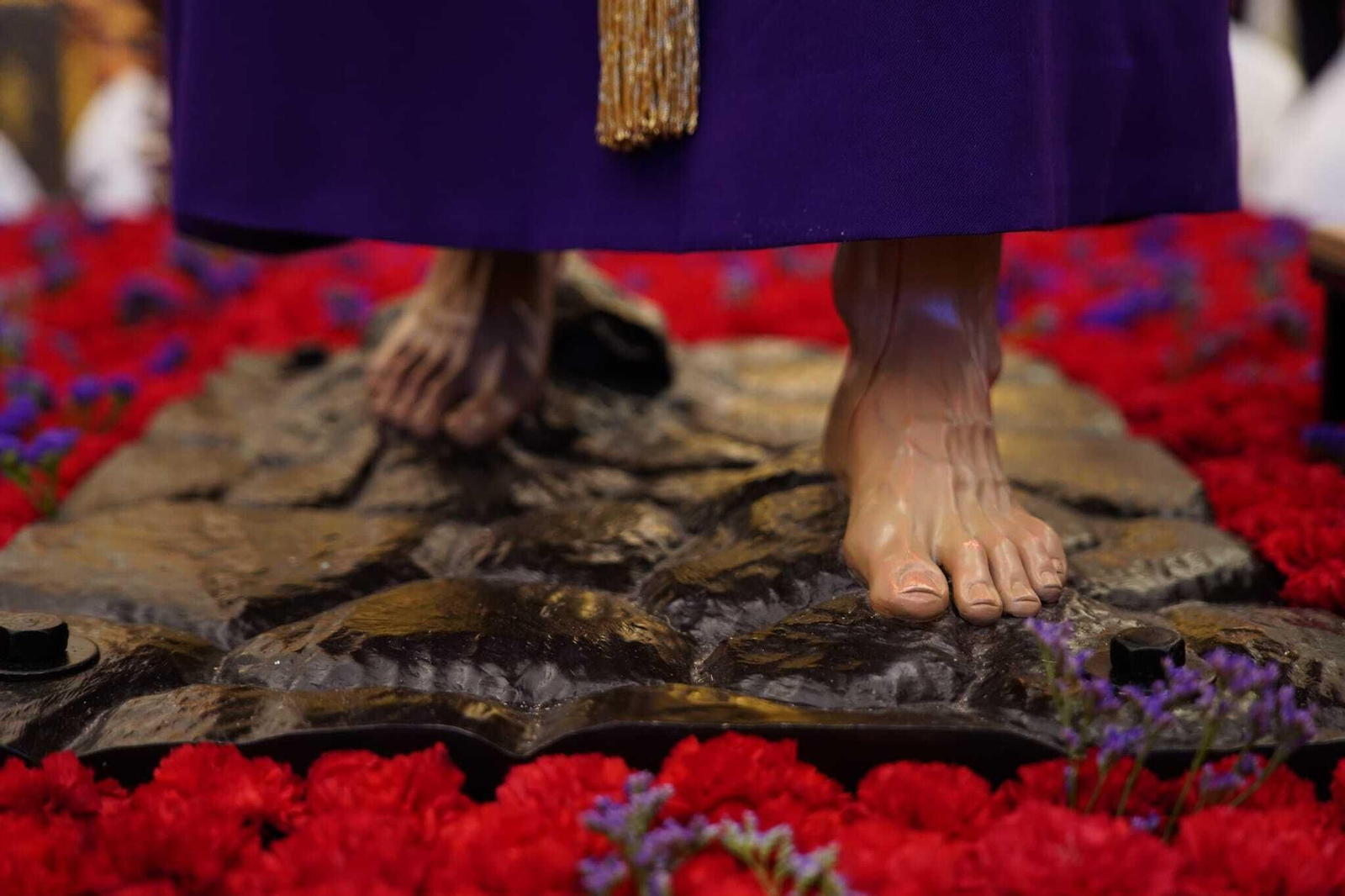 Miércoles Santo en Lucena: La procesión de Nuestro Padre Jesús del Valle y la Amargura, en imágenes