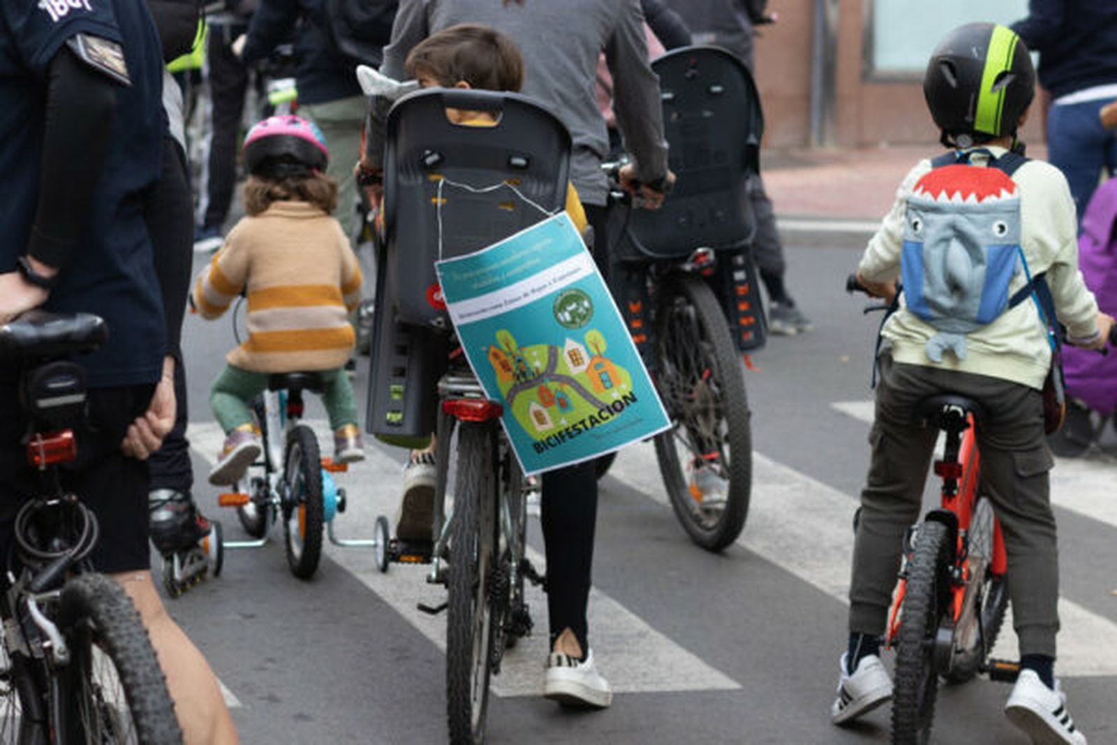 Niños reclaman recorridos en bicicleta
