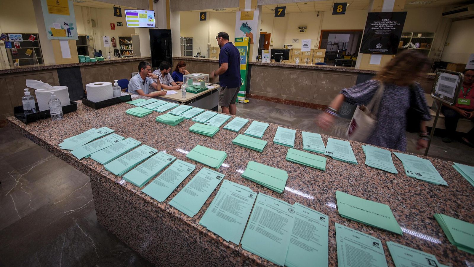 El colegio electoral situado en la oficina de Correos de la calle Cerrón.