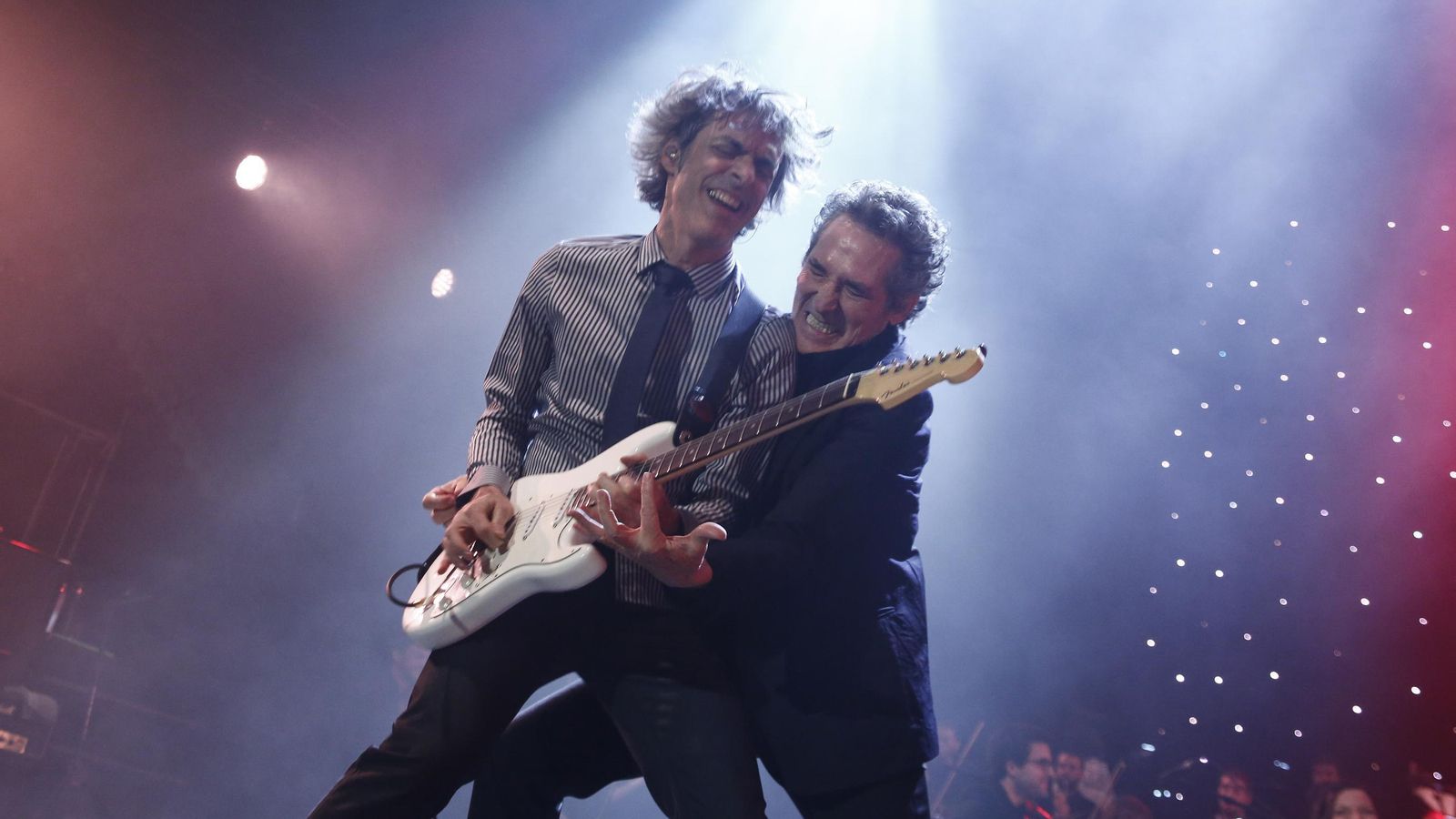 El cantante granadino y el guitarrista José Norte rockean en el último directo de 'Symphonic Ríos'.