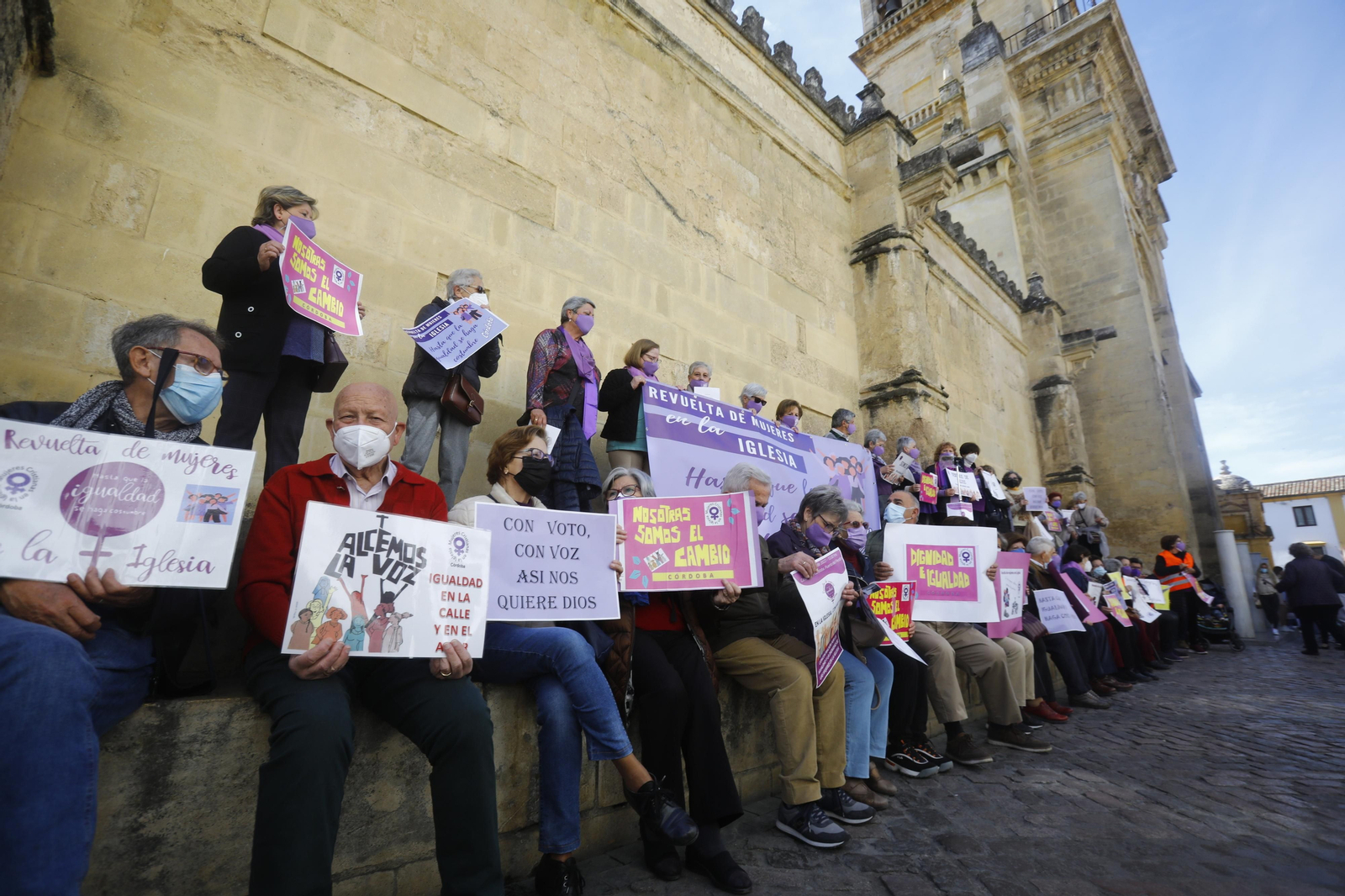 La Revuelta de Mujeres en la Iglesia de Córdoba se manifiestan para "tener voz y voto"