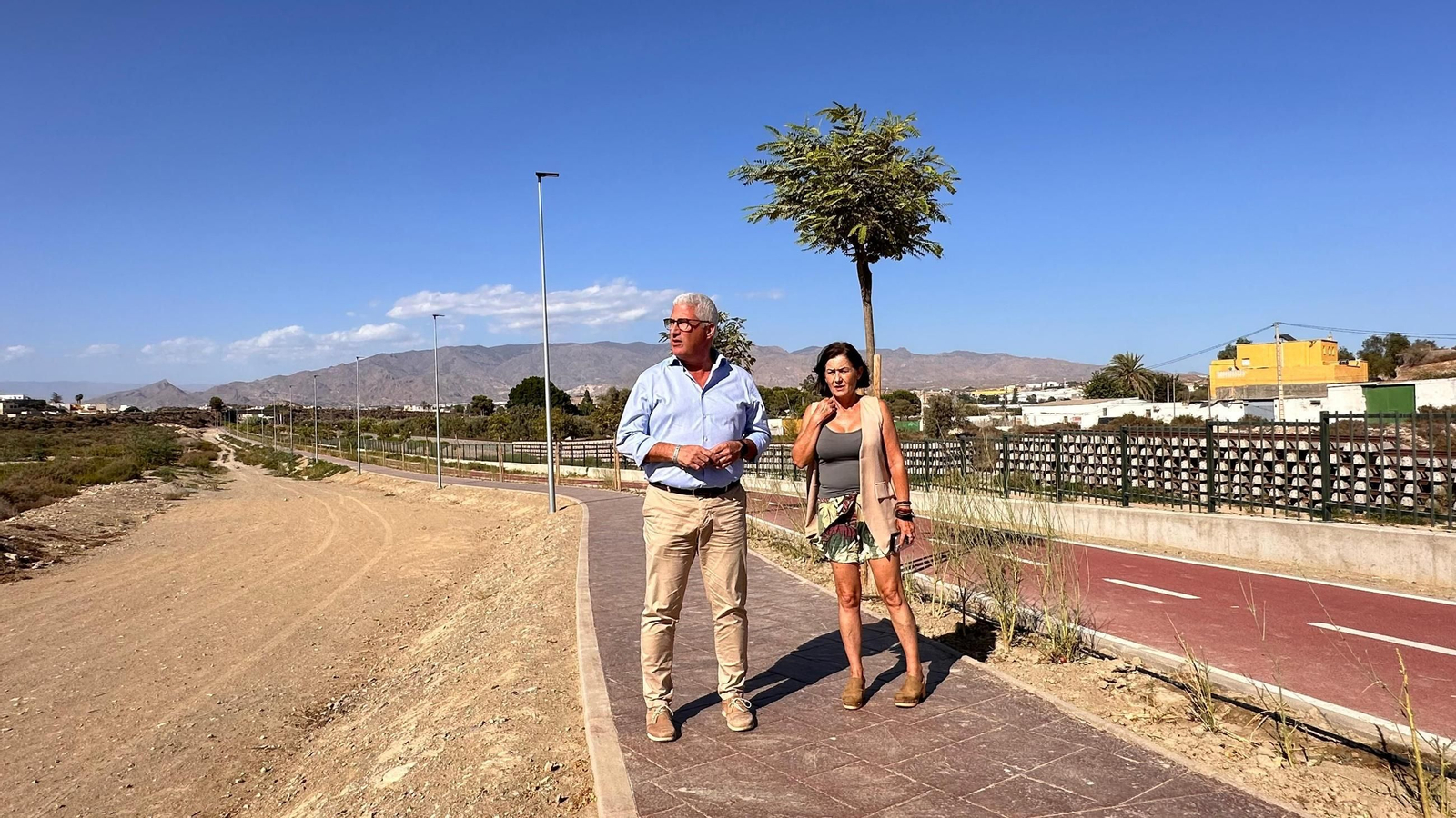 Luminarias en vial verde.