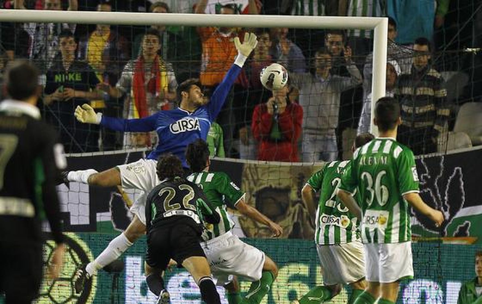 El Betis pierde una oportunidad para distanciarse del descenso y hundir al Racing de Santander (1-1). / Antonio Pizarro