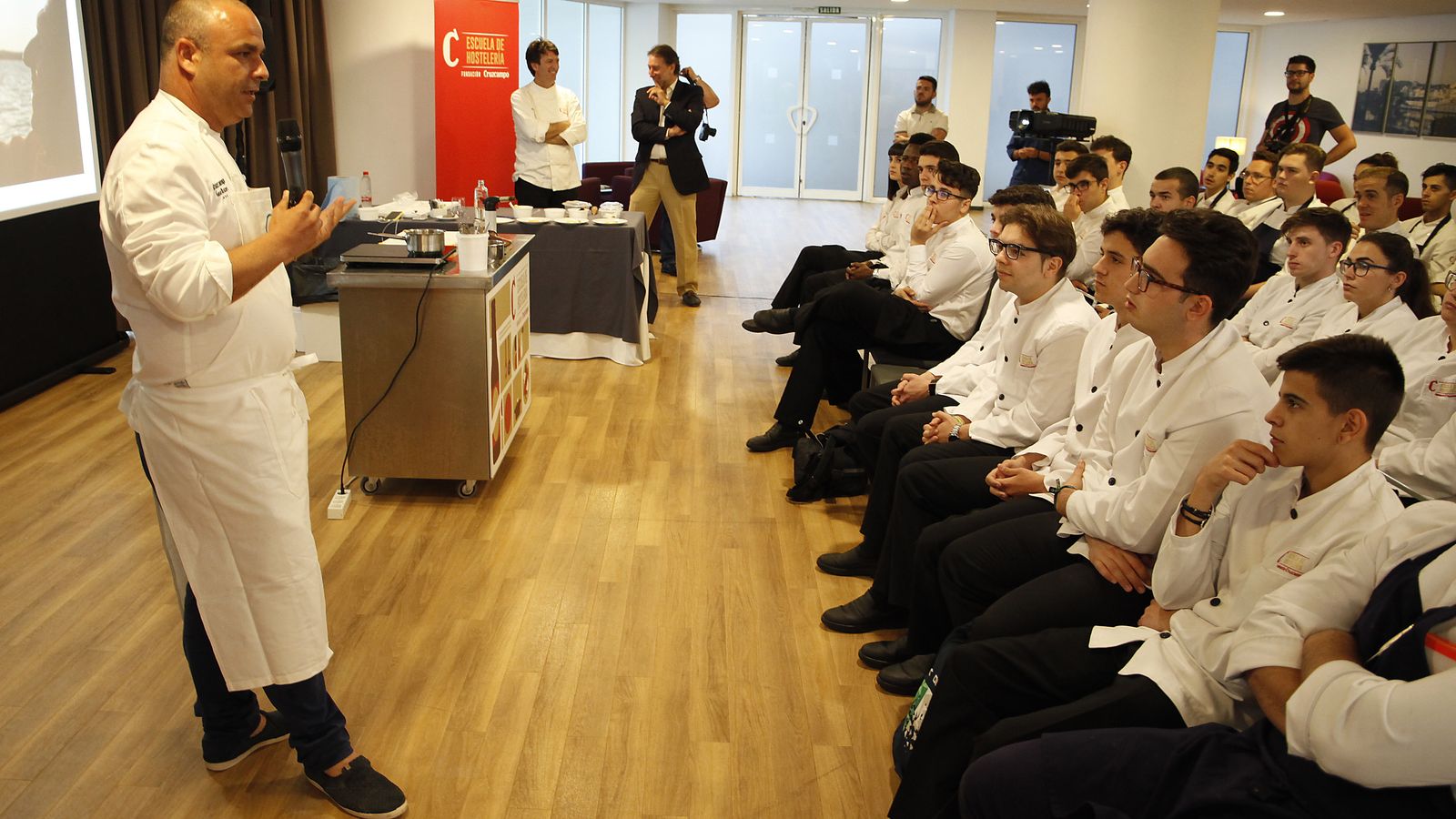 Ángel León imparte un curso en la Escuela de Hostelería de Sevilla.