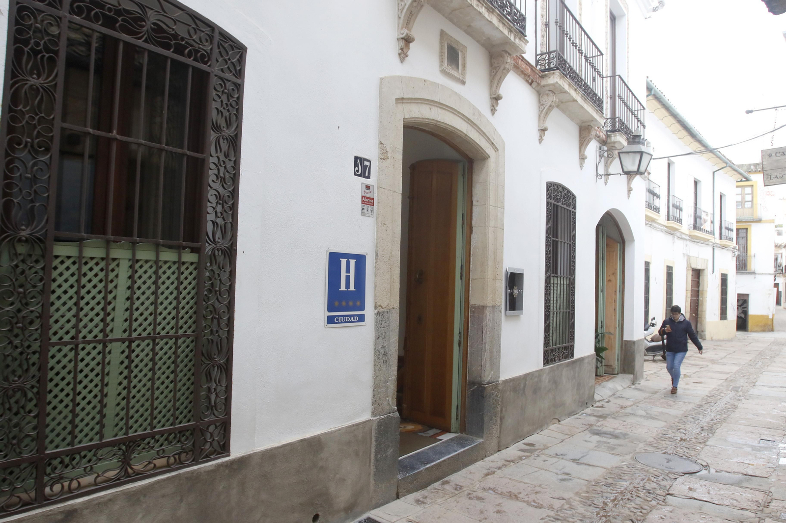 Un hotel en una calle de Córdoba.