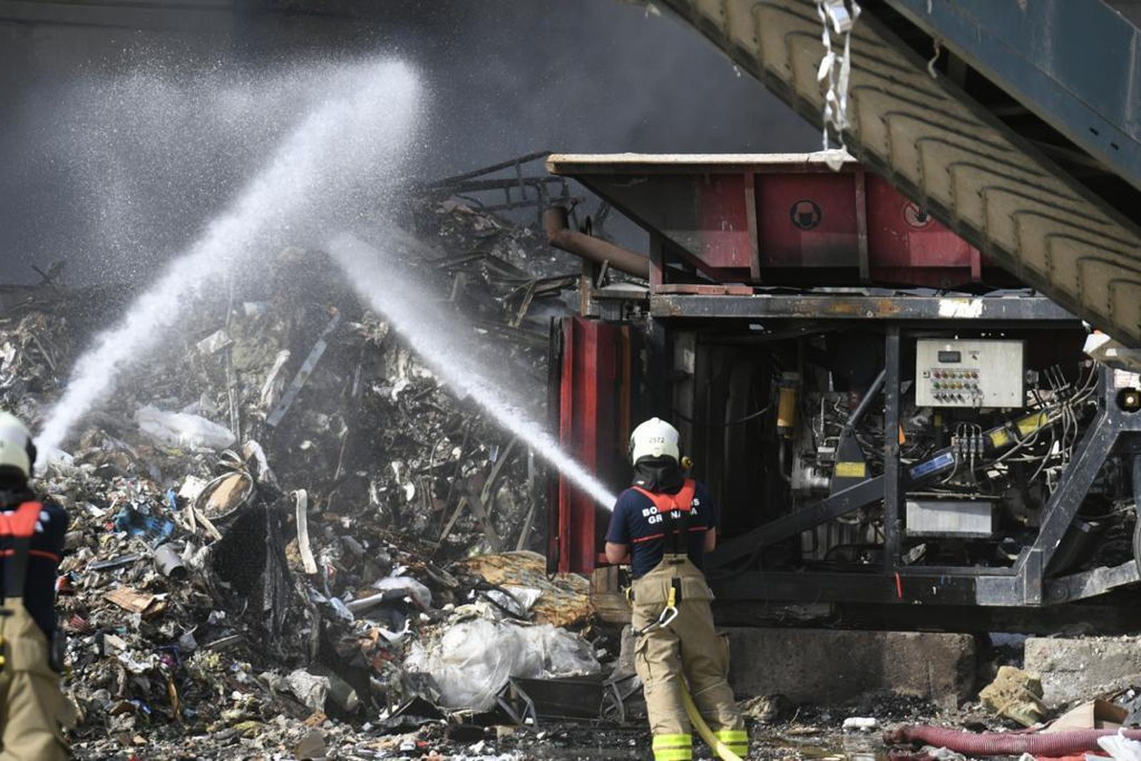 Fotos del incendio que ha calcinado una nave en el polígono Bobadilla de Granada