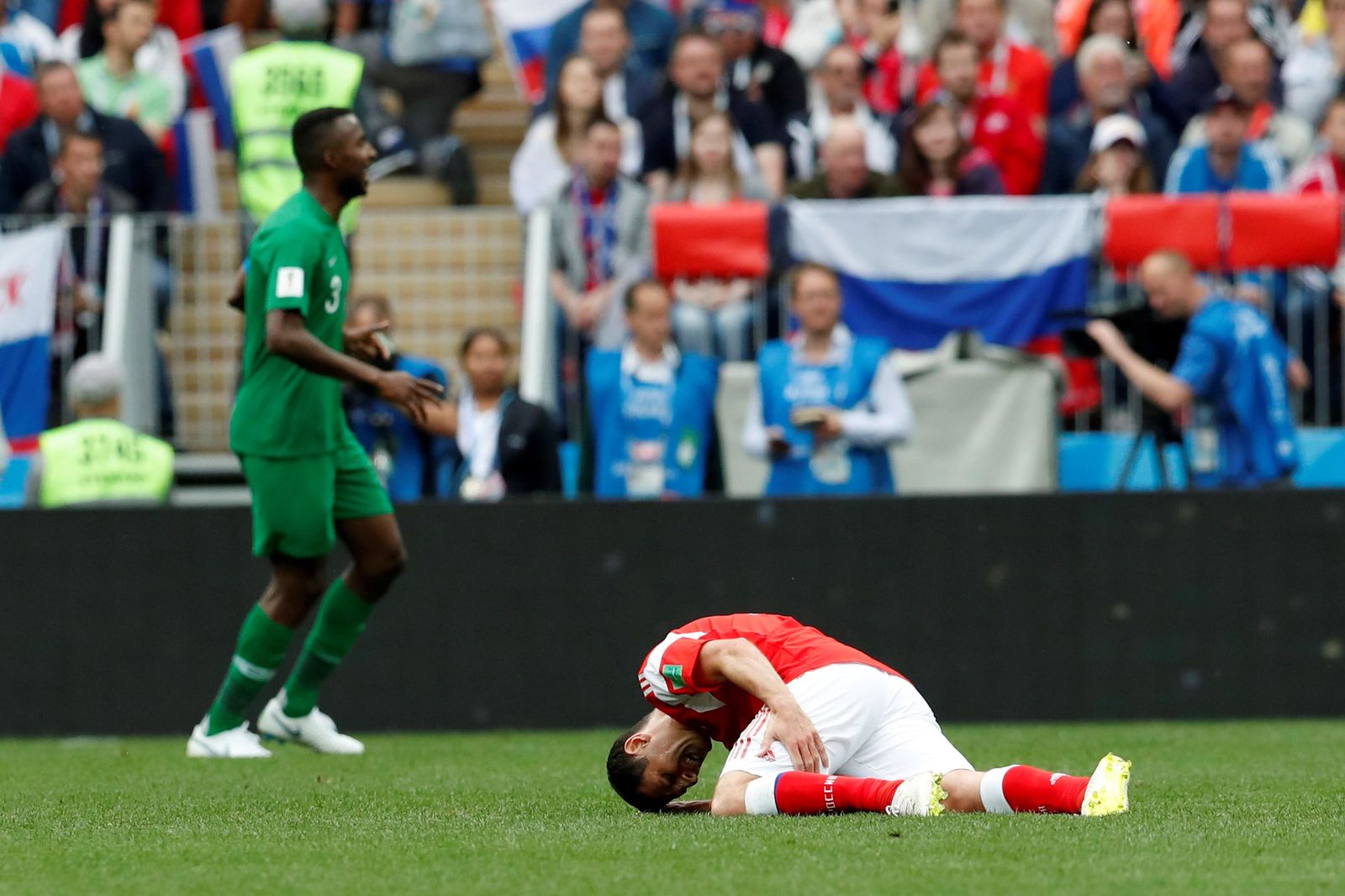 El ruso Dzagoev fue el primero en caer lesionado de cierta entidad.