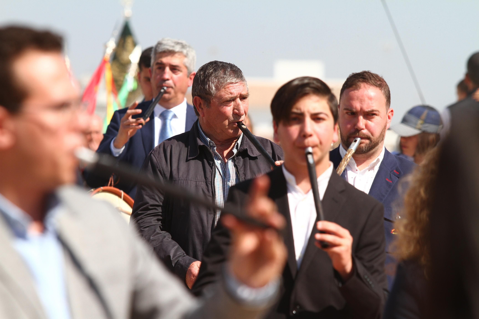 La Hermandad de Huelva se presenta ante la Virgen del Rocío en su peregrinación a la aldea almonteña