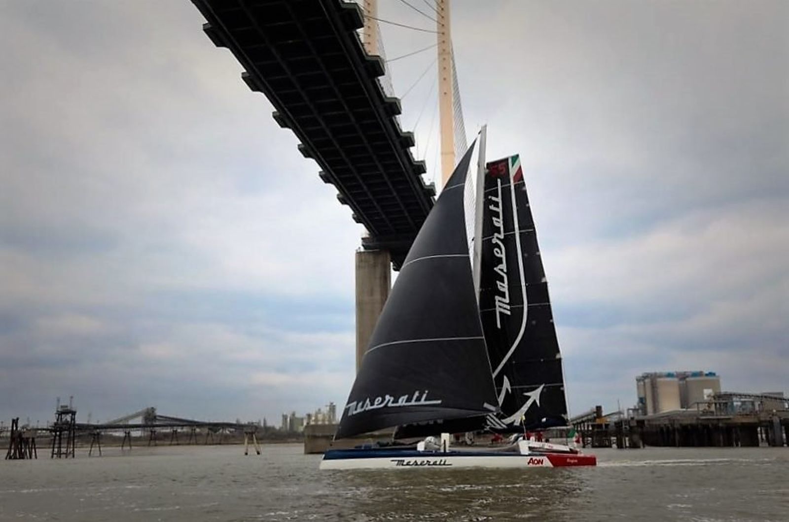 El 'Maserati' hace entrada en el londinense puente de Isabel II, donde estaba situada la meta de la Ruta del Té.