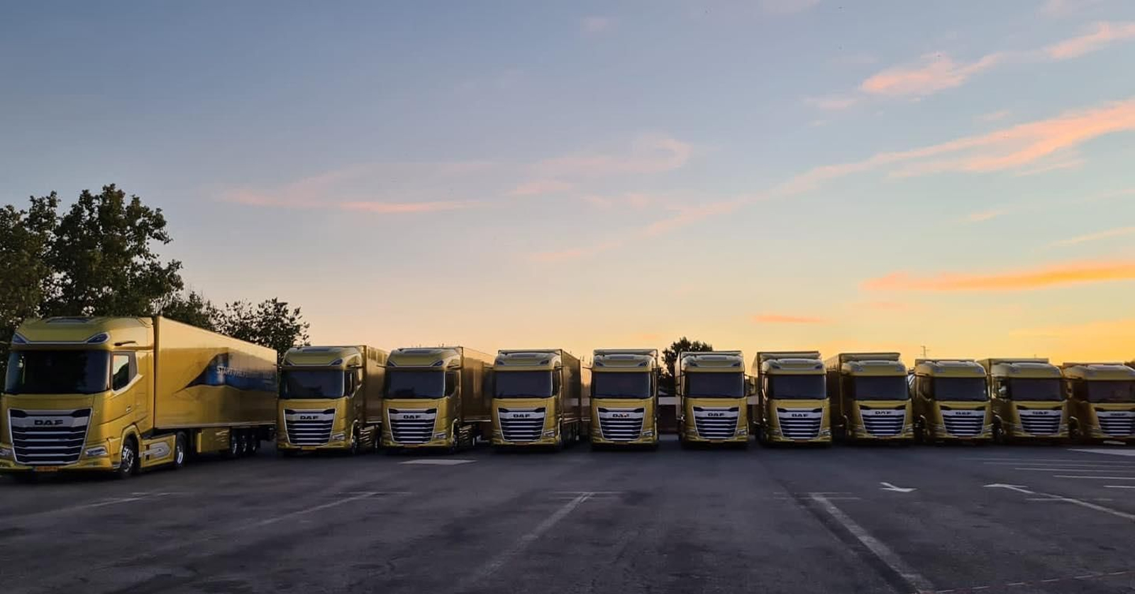 Caminones parados frente al Hotel-Restaurante Paneque.
