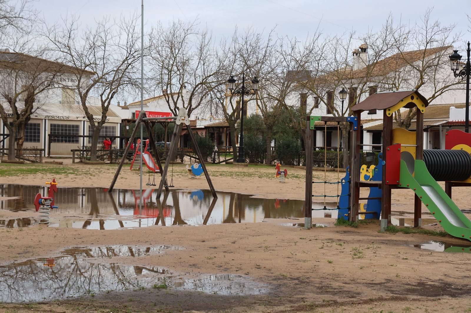 El Rocío tras la inundación de este sábado por la borrasca Marta: fotografías de las calles anegadas en la aldea