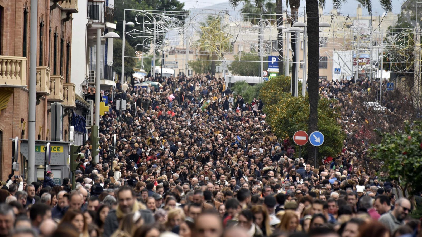 Una riada de personas recorre la avenida Blas Infante durante el arrastre de latas de 2020.