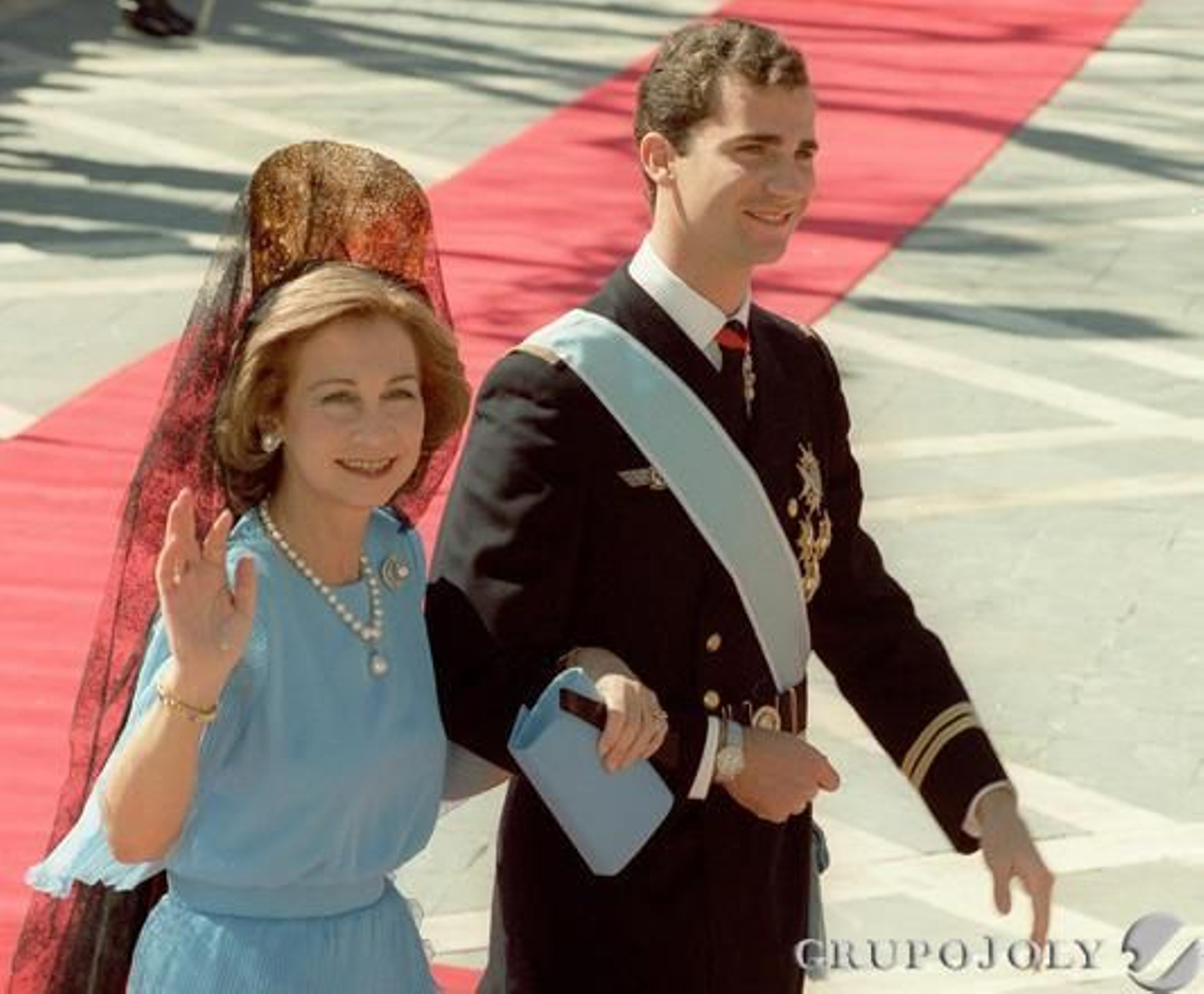 Camino de la catedral. Doña Sofía y el Príncipe de Asturias hacen a pie el recorrido entre el Real Alcázar y la Catedral de Sevilla, el día de la boda de la infanta Elena con Jaime de Marichalar, en el altar mayor del templo metropolitano. Del antiguo Palacio Real salió previamente el Rey del brazo de la novia.

Foto: D.S.