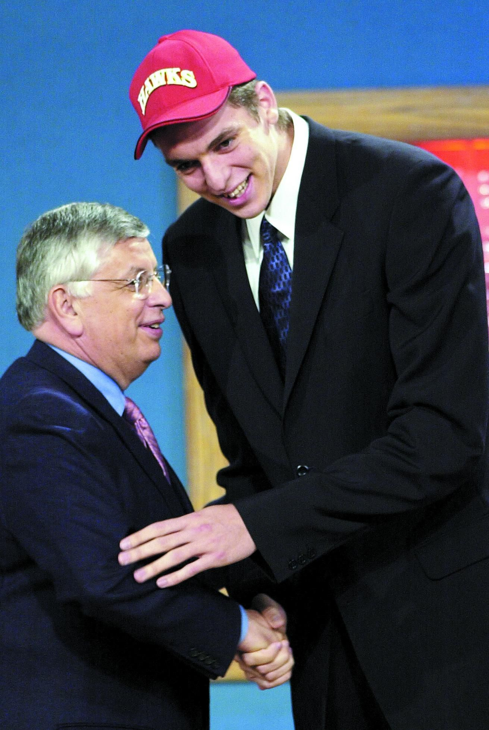 En 2001 fue seleccionado en el draft por Atlanta Hawks, que lo traspasó a Memphis Grizzlies.