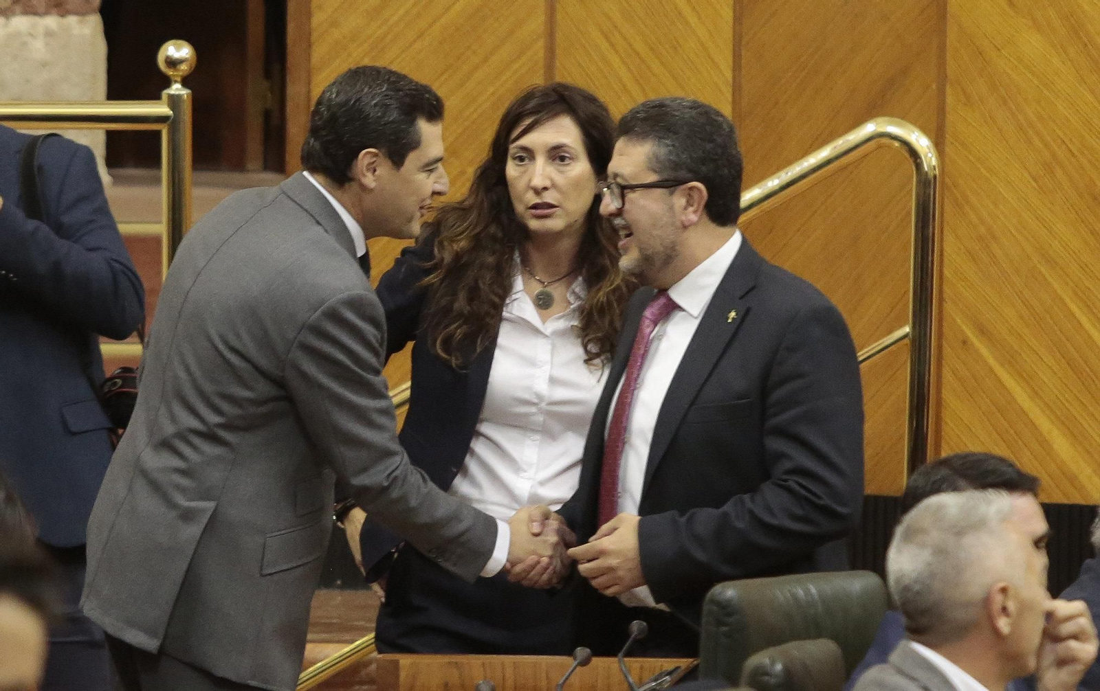 Juanma Moreno saluda a Francisco Serrano (Vox) en la apertura del Parlamento.