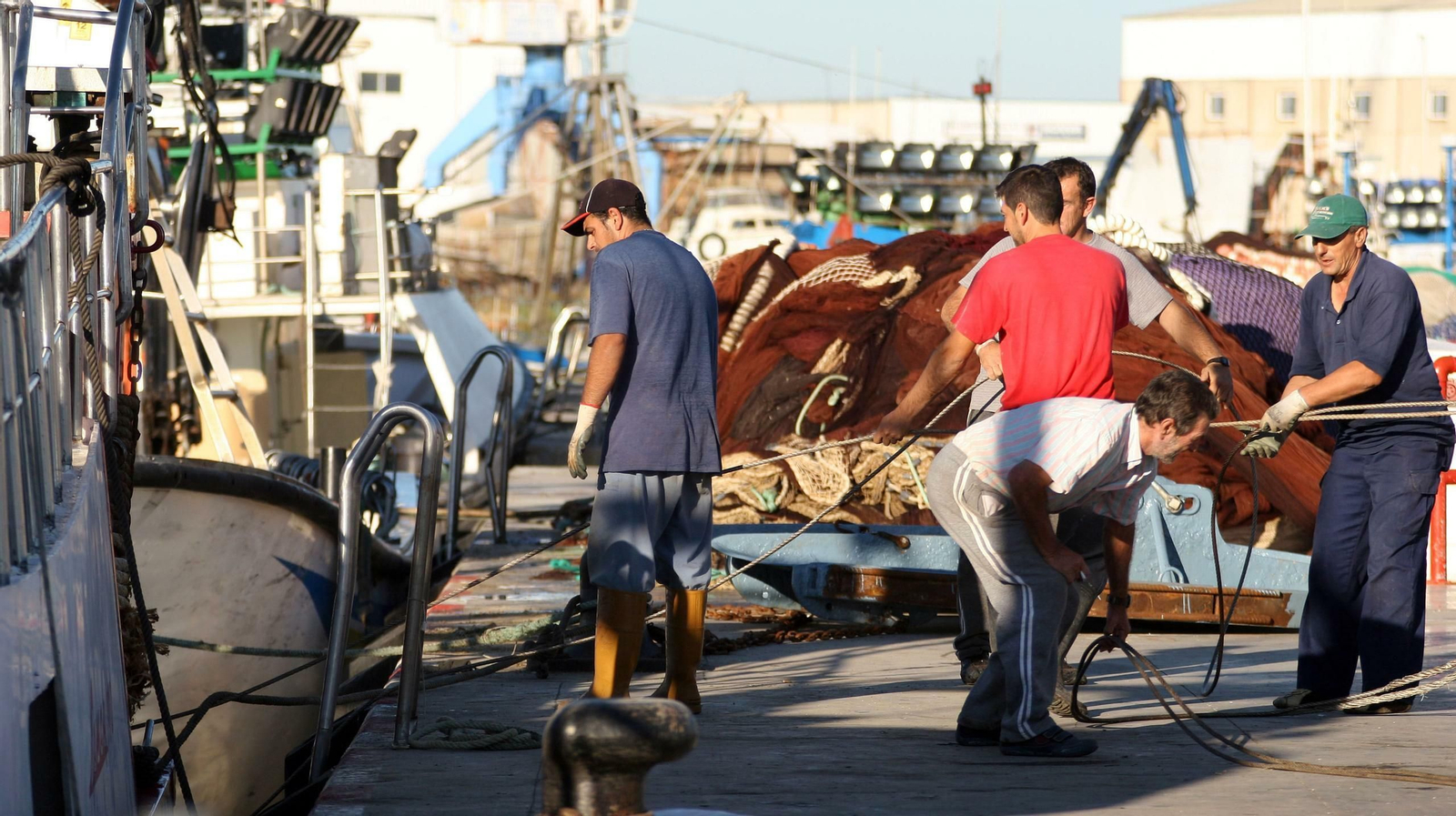 Preparativos para salir a faenar en un puerto onubense.