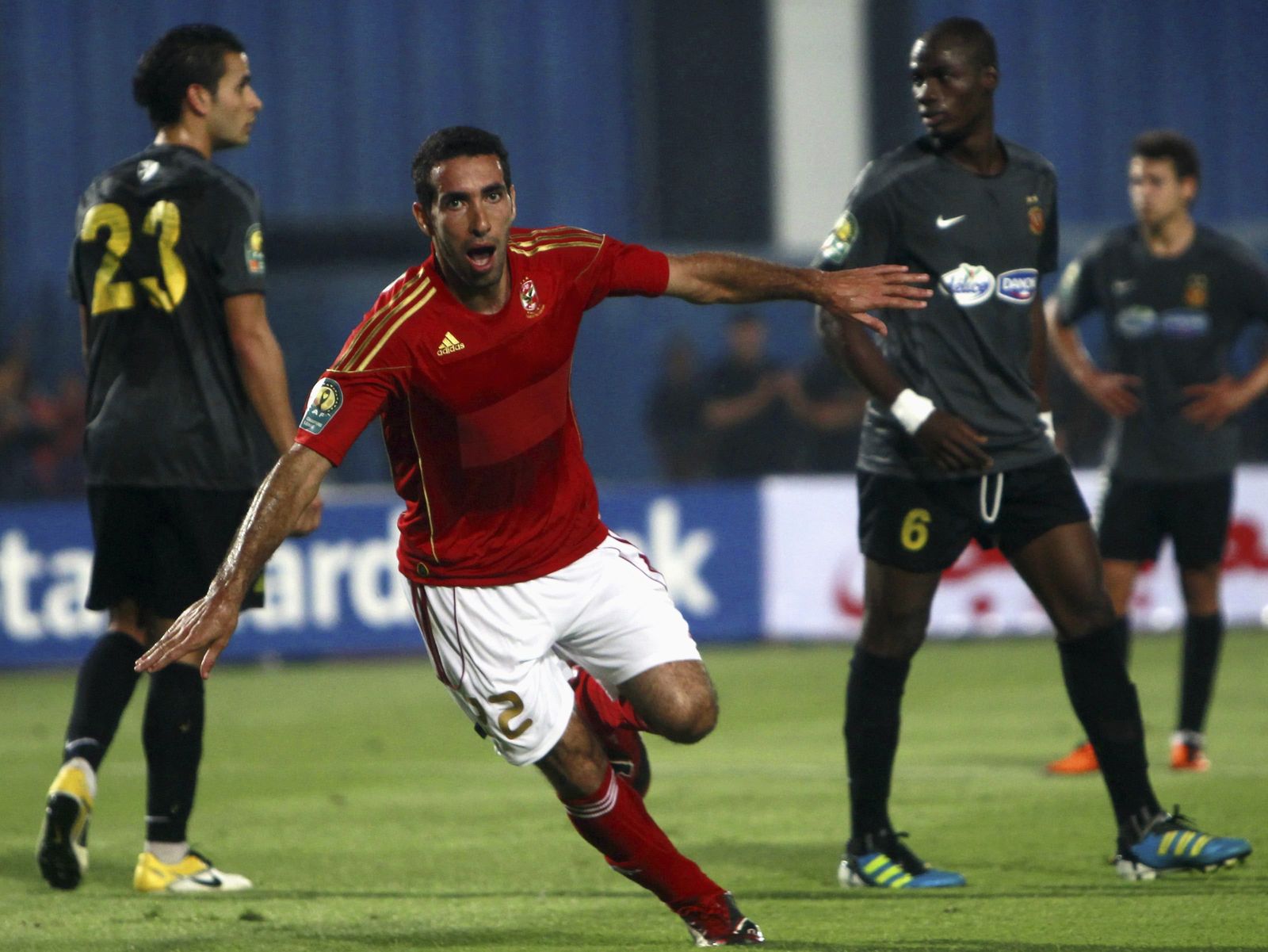 Abu Trika,  celebra un gol con Egipto.