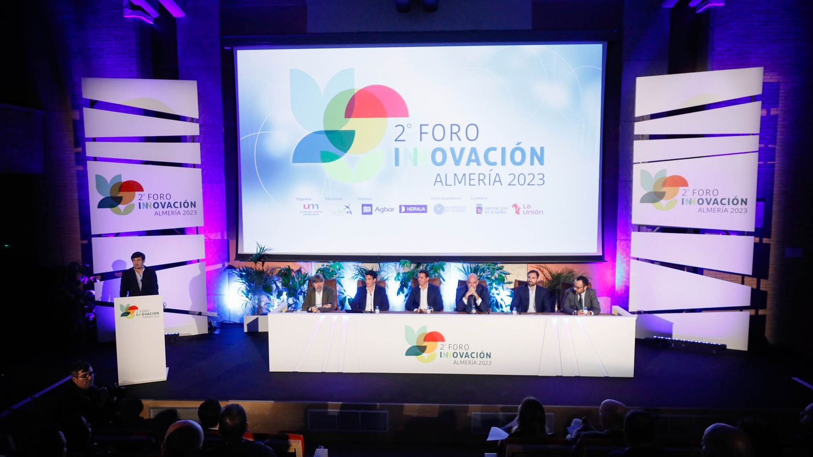 Vista general del II Foro de Innovación, con Javier Carmona a la palabra durante la presentación.