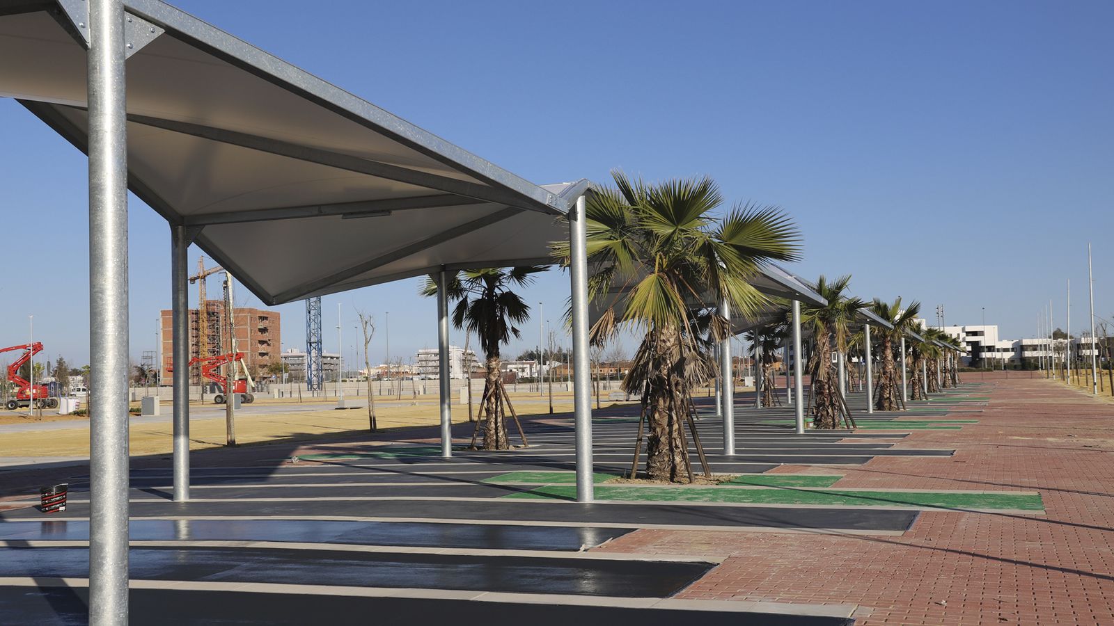 Pérgolas instaladas en el nuevo recinto ferial de La Rinconada, El Abrazo.