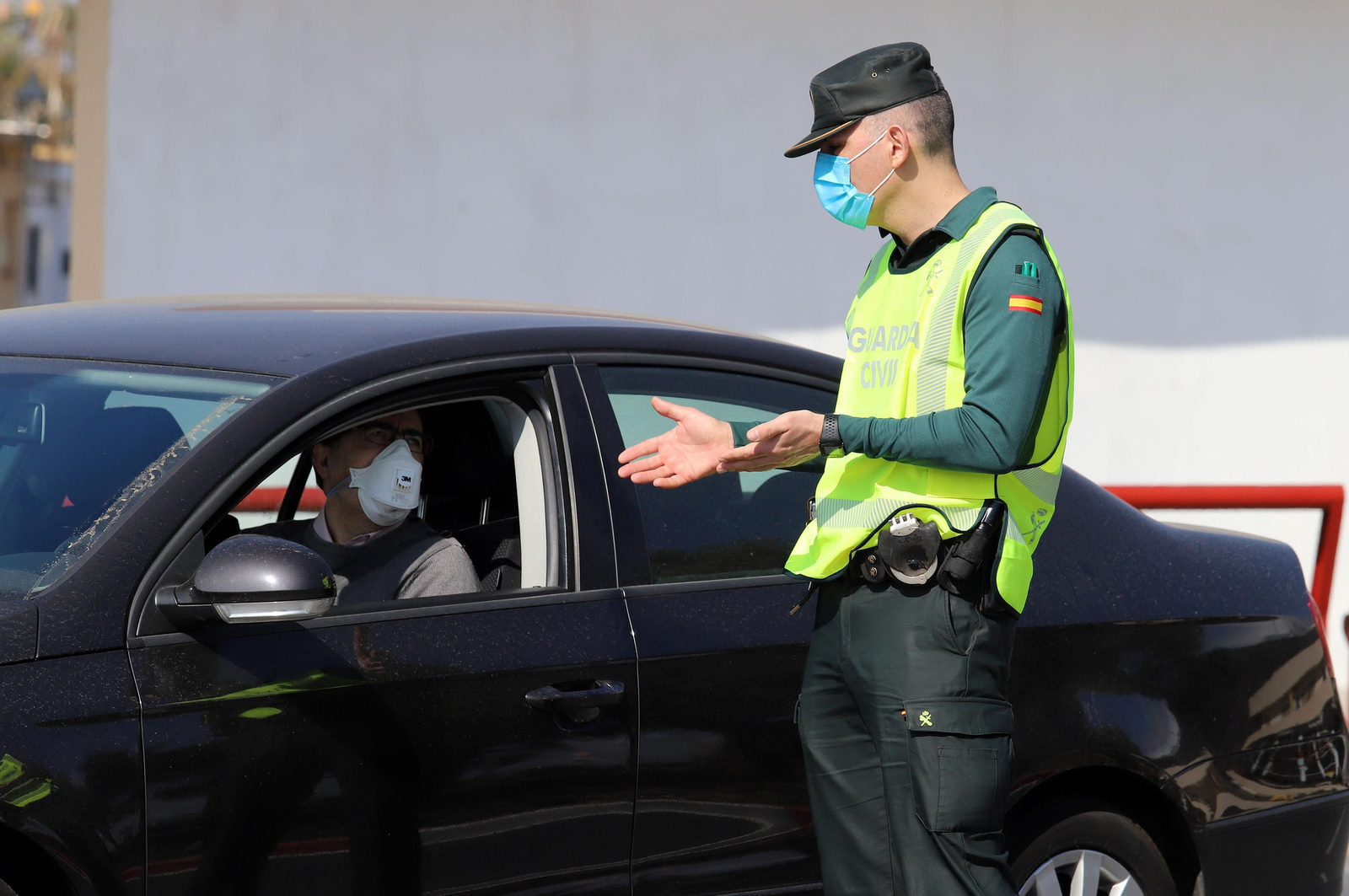 Imágenes de la Guardia Civil haciendo controles en Corrales para hacer cumplir el confinamiento