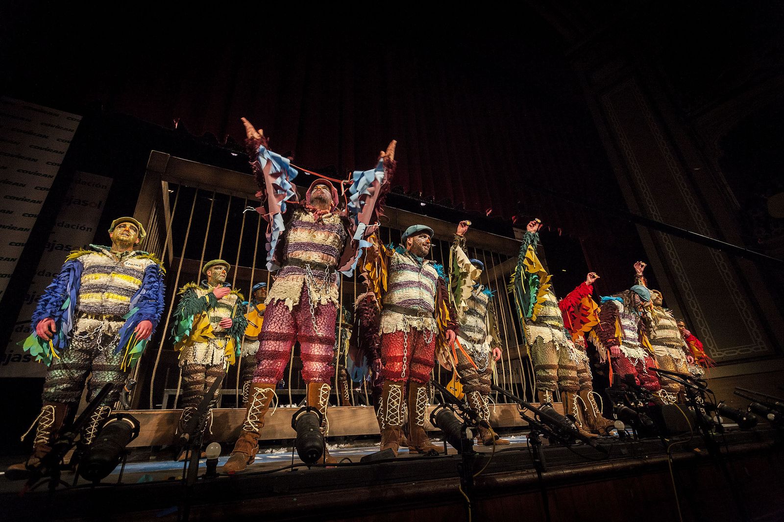 La comparsa 'Los prisioneros' al acabar el popurrí en la gran final del Concurso de Agrupaciones 2018.