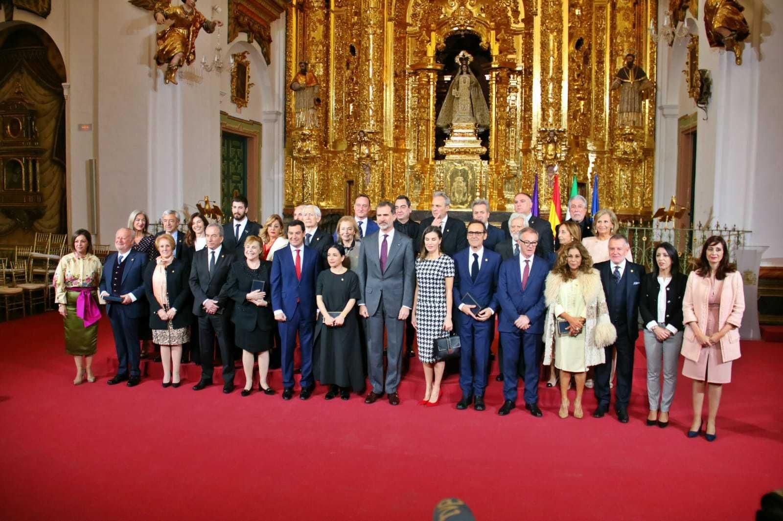 Los Reyes posan con los premiados con las Medallas de Oro de las Bellas Artes Los Reyes posan con los premiados con las Medallas de Oro de las Bellas Artes