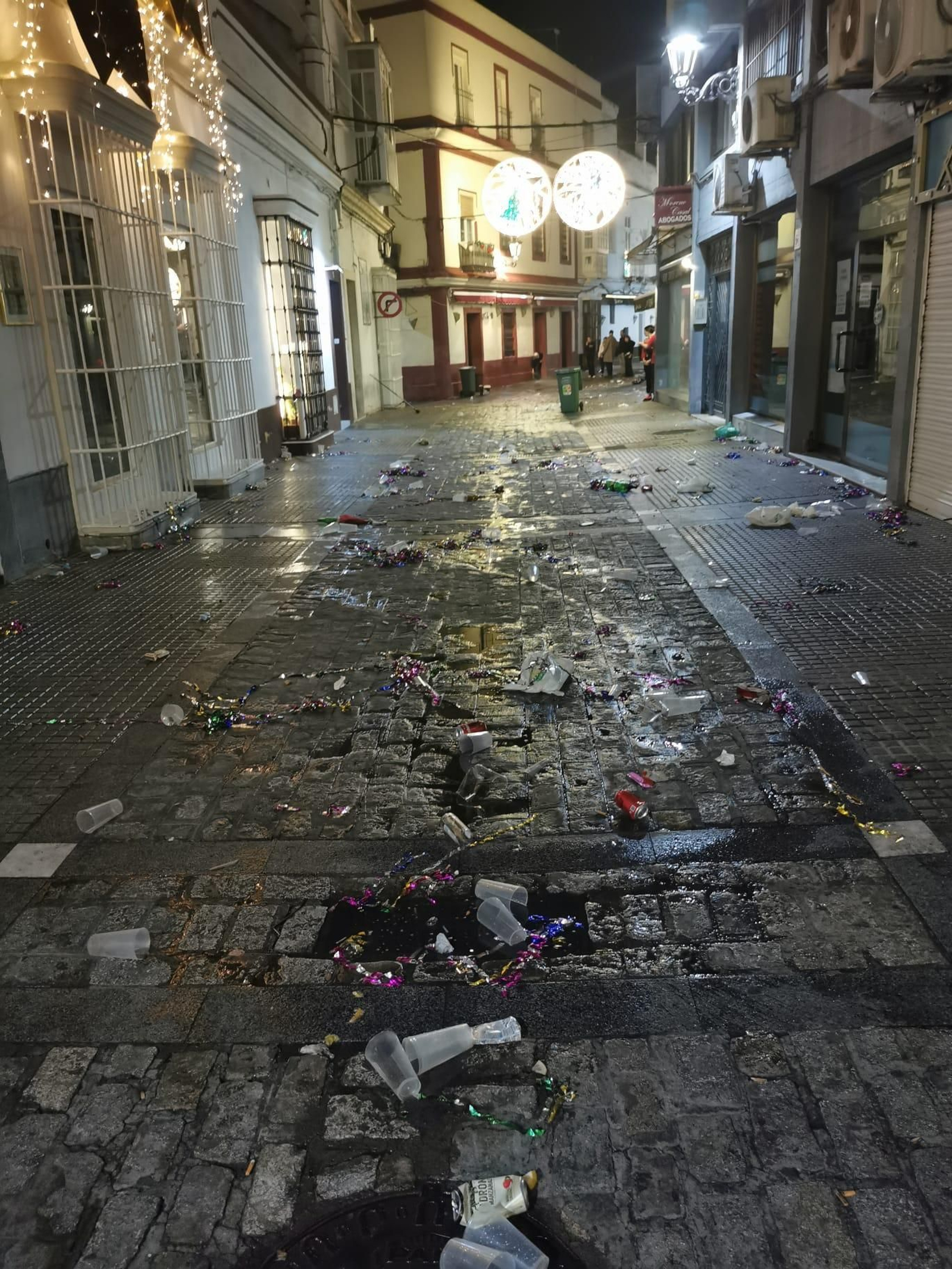 Una foto tomada por uno de los vecinos de la calle Las Cortes tras la última Nochebuena.