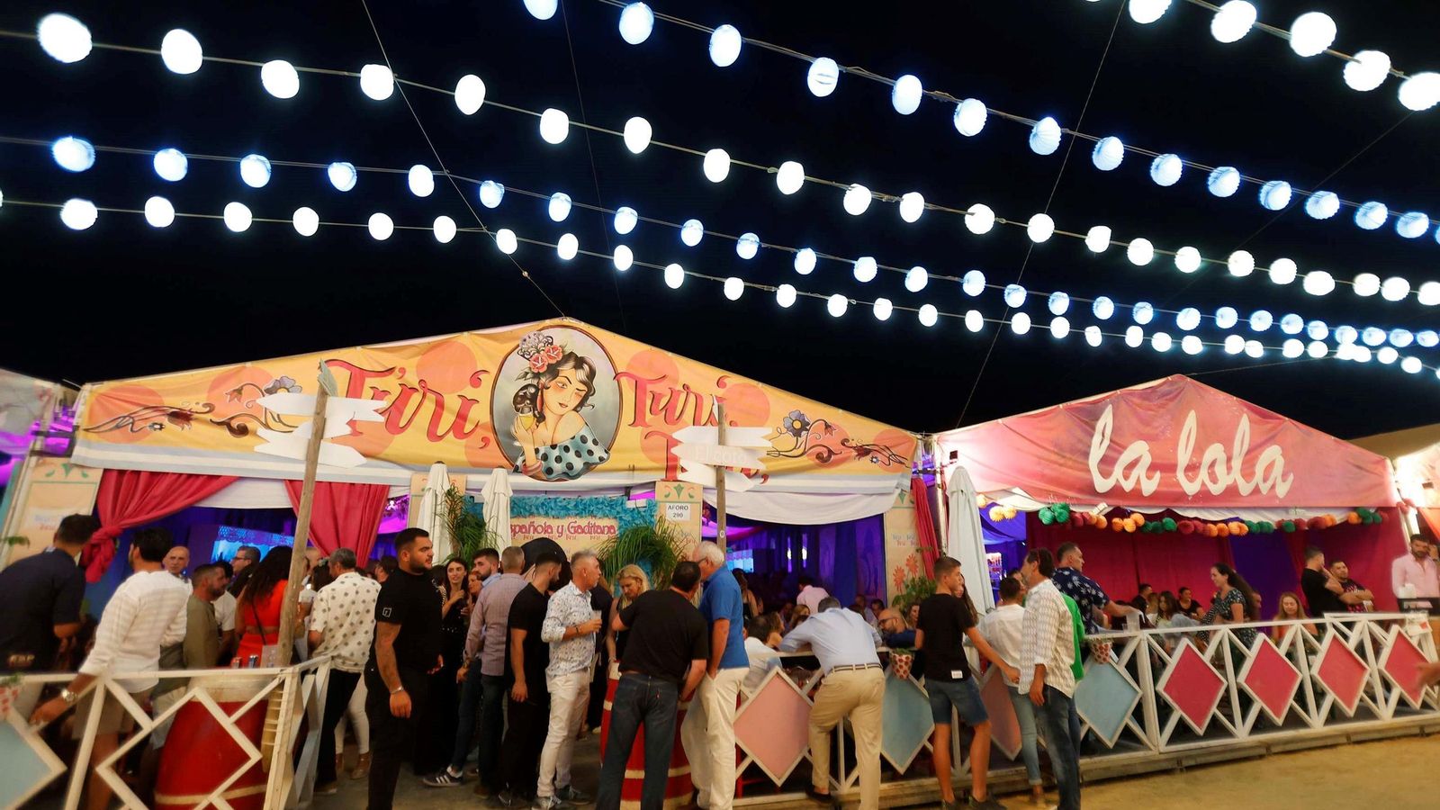 Ambiente nocturno en la Feria de La Línea.
